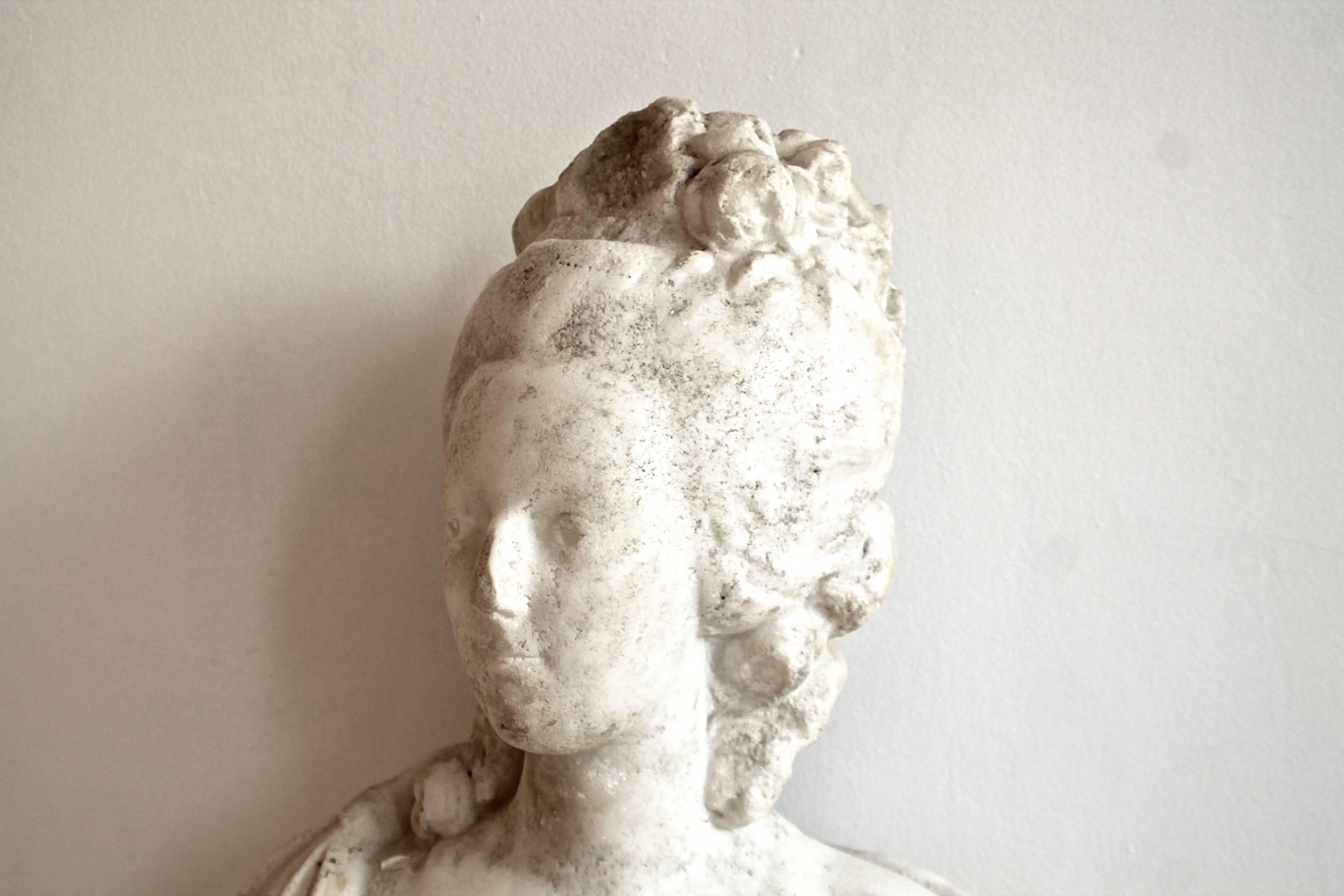 18th Century White Marble Bust of Queen Marie-Antoinette In Fair Condition For Sale In Brussels, BE