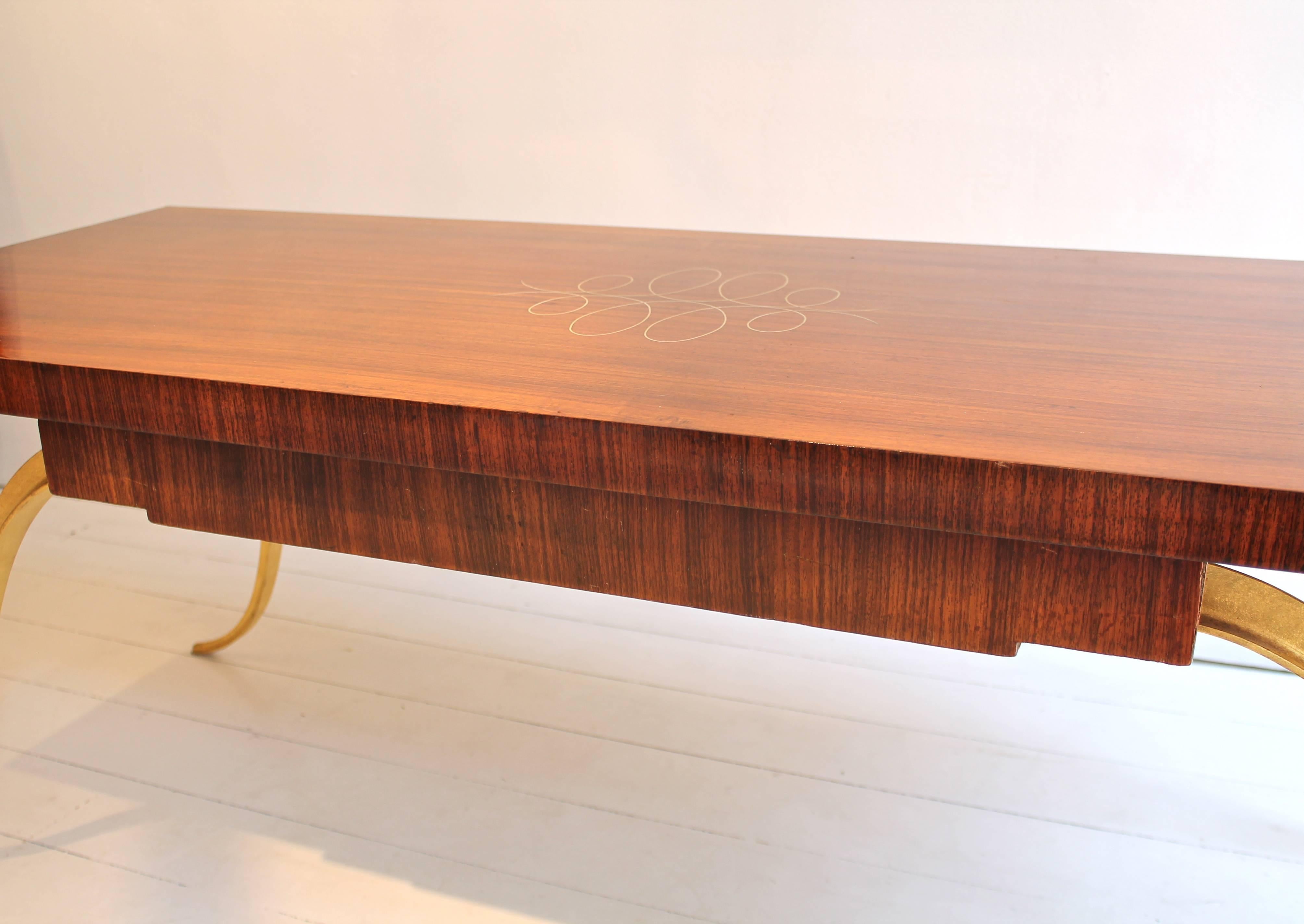 1930s French Art Deco coffee table.
In rosewood, bone marquetry and gilded wrought iron legs.