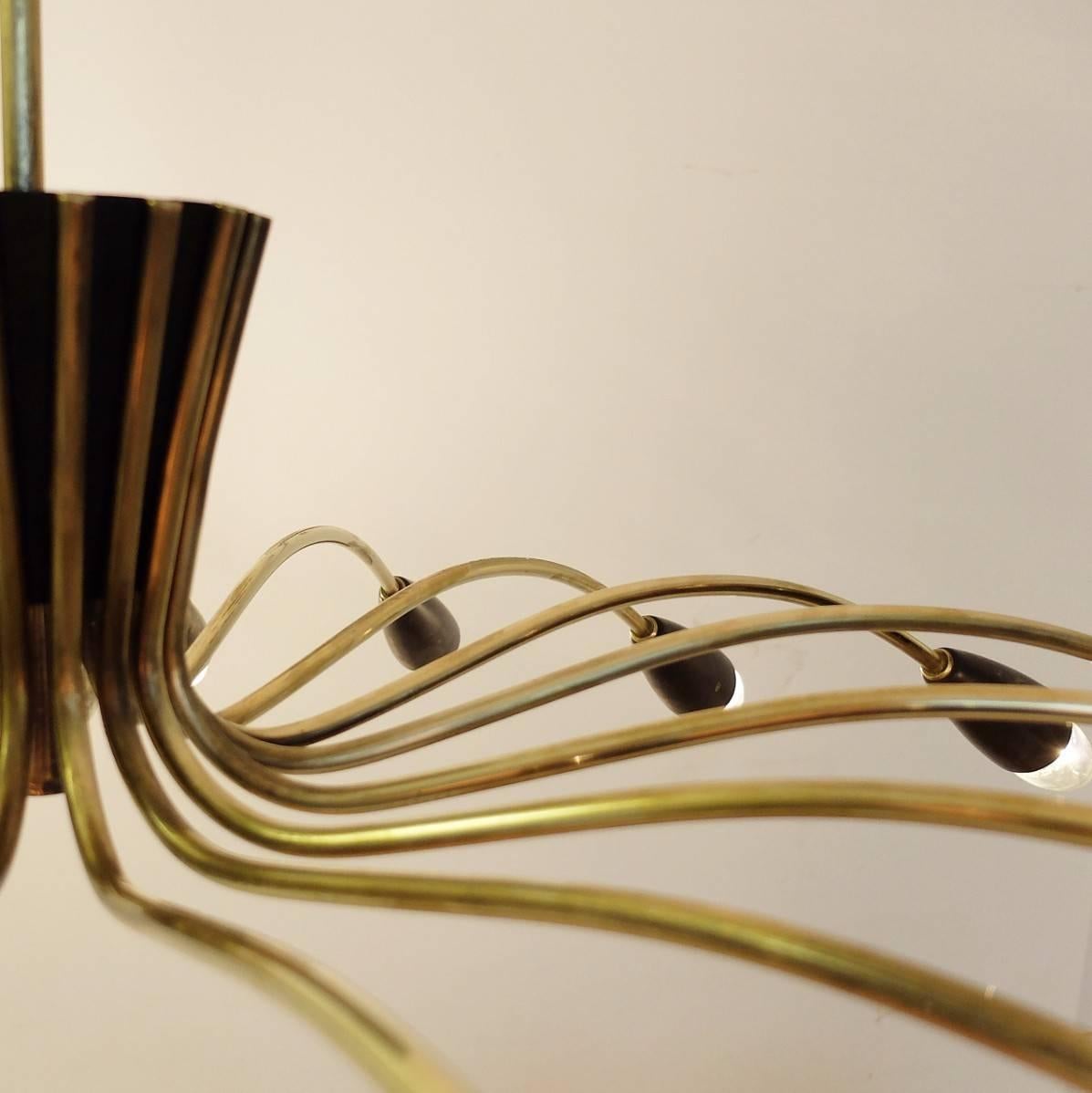 Mid-Century Modern Elegant 1960s Italian Chandelier in Brass and Black Lacquer