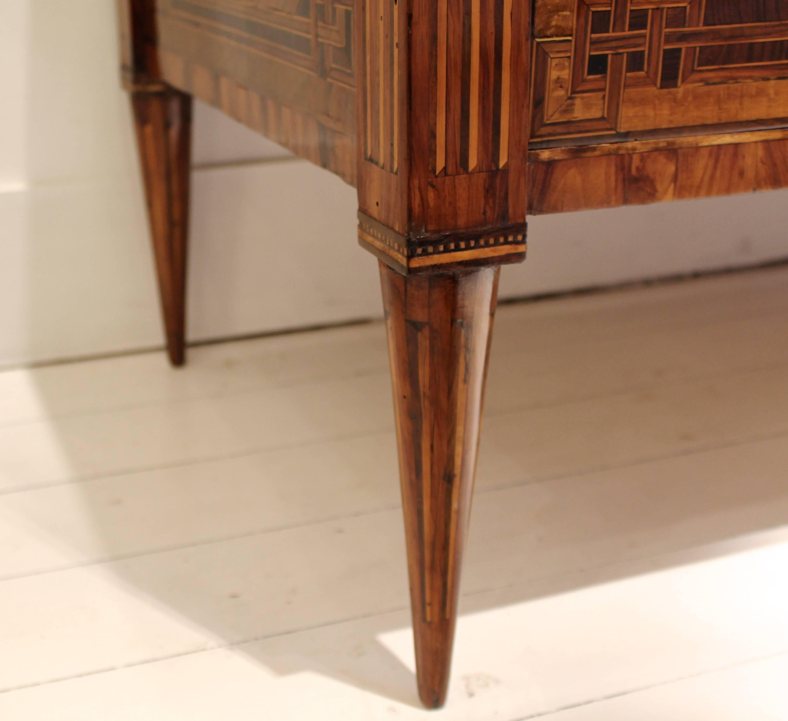18th Century Louis XVI Chest of Drawers in Walnut Marquetry, Naples, Italy In Excellent Condition In Brussels, BE