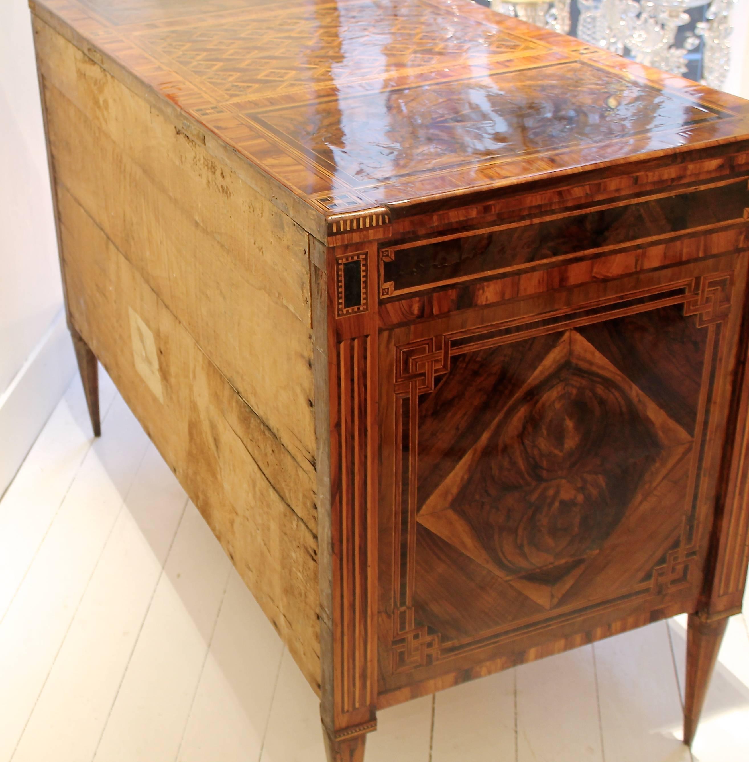 18th Century Louis XVI Chest of Drawers in Walnut Marquetry, Naples, Italy 5