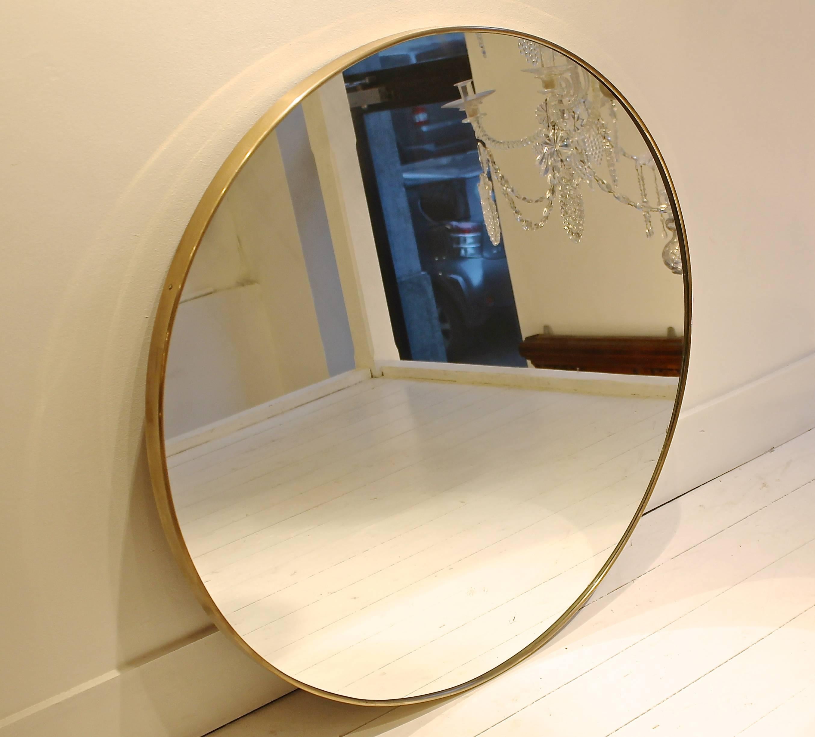 Elegant 1960s Italian round mirror in brass frame.
