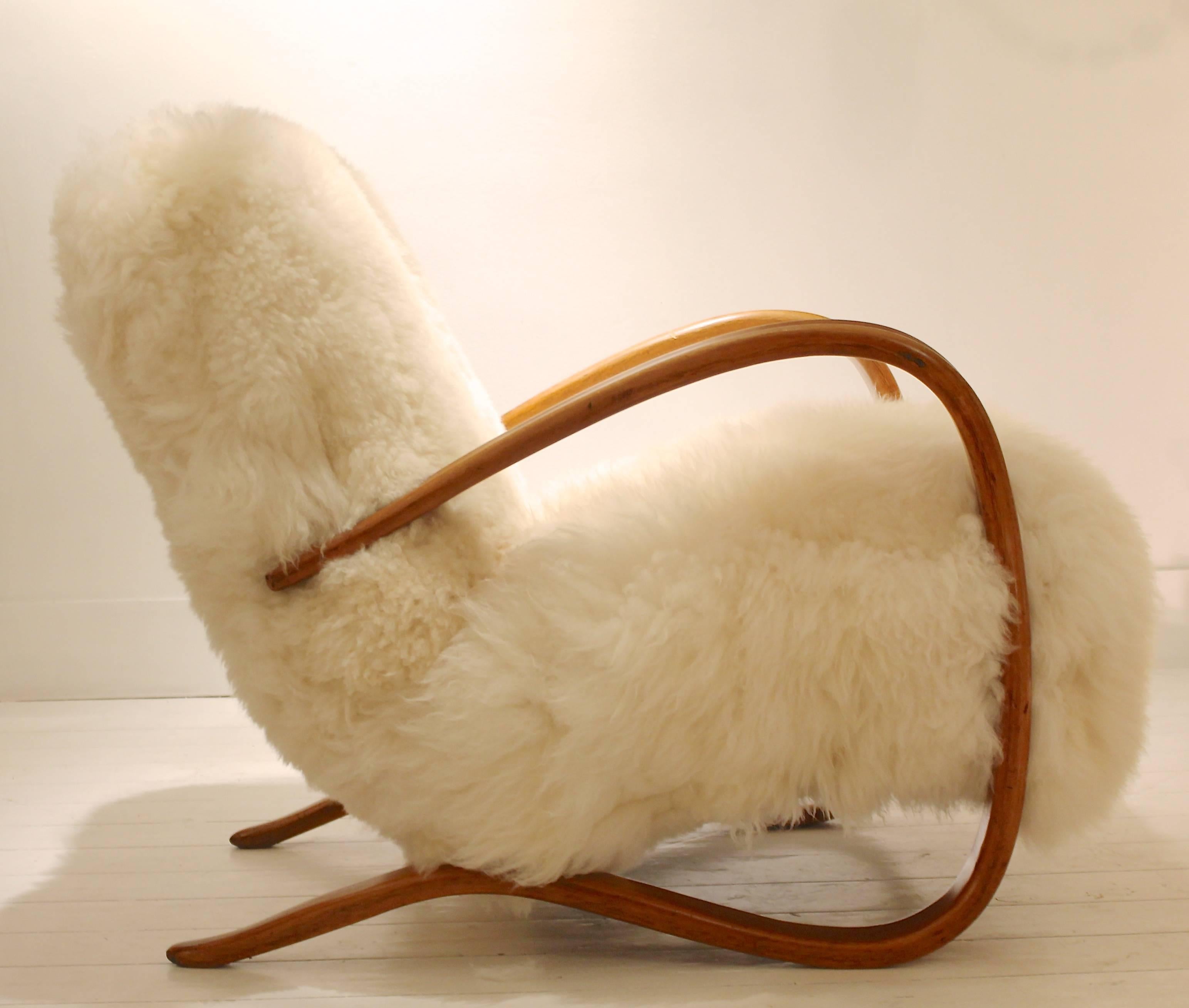 Pair of Midcentury Jindrich Halabala Armchairs in Bentwood and Sheepskin In Good Condition In Brussels, BE