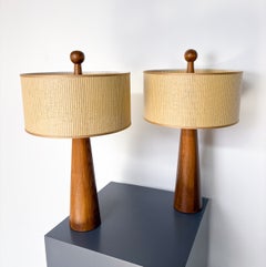 Coppia di lampade da tavolo moderne in legno a forma conica, Italia