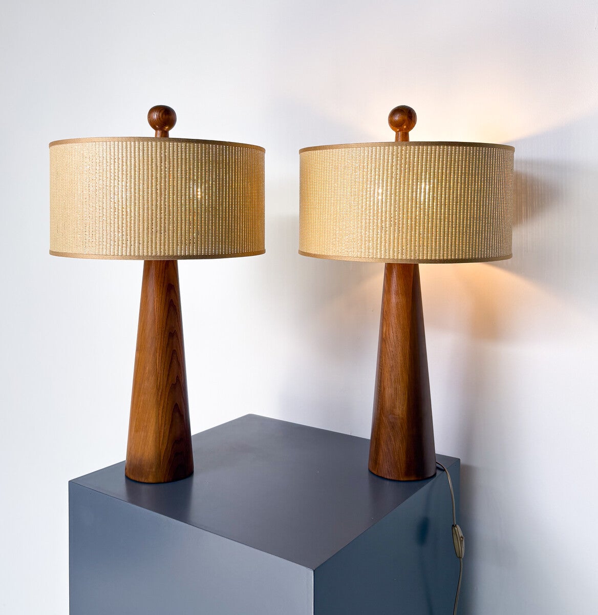 Coppia di lampade da tavolo moderne in legno a forma conica, Italia