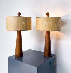 Coppia di lampade da tavolo moderne in legno a forma conica, Italia