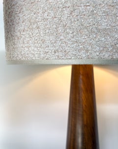 Coppia di lampade da tavolo moderne in legno a forma conica, paralume in bouclé, Italia