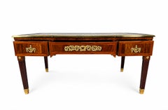 Großer Schreibtisch im Stil Ludwigs XVI., aus Holz, vergoldeter Bronze und Leder