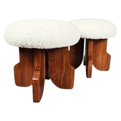 Paire de tabourets contemporains, en bois et tissu, Italie