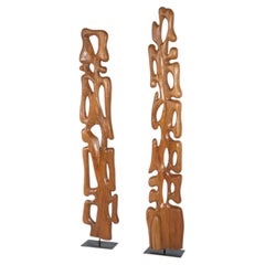 Par de esculturas totémicas, madera de pino, de Marc Lampens, Bélgica, 1990