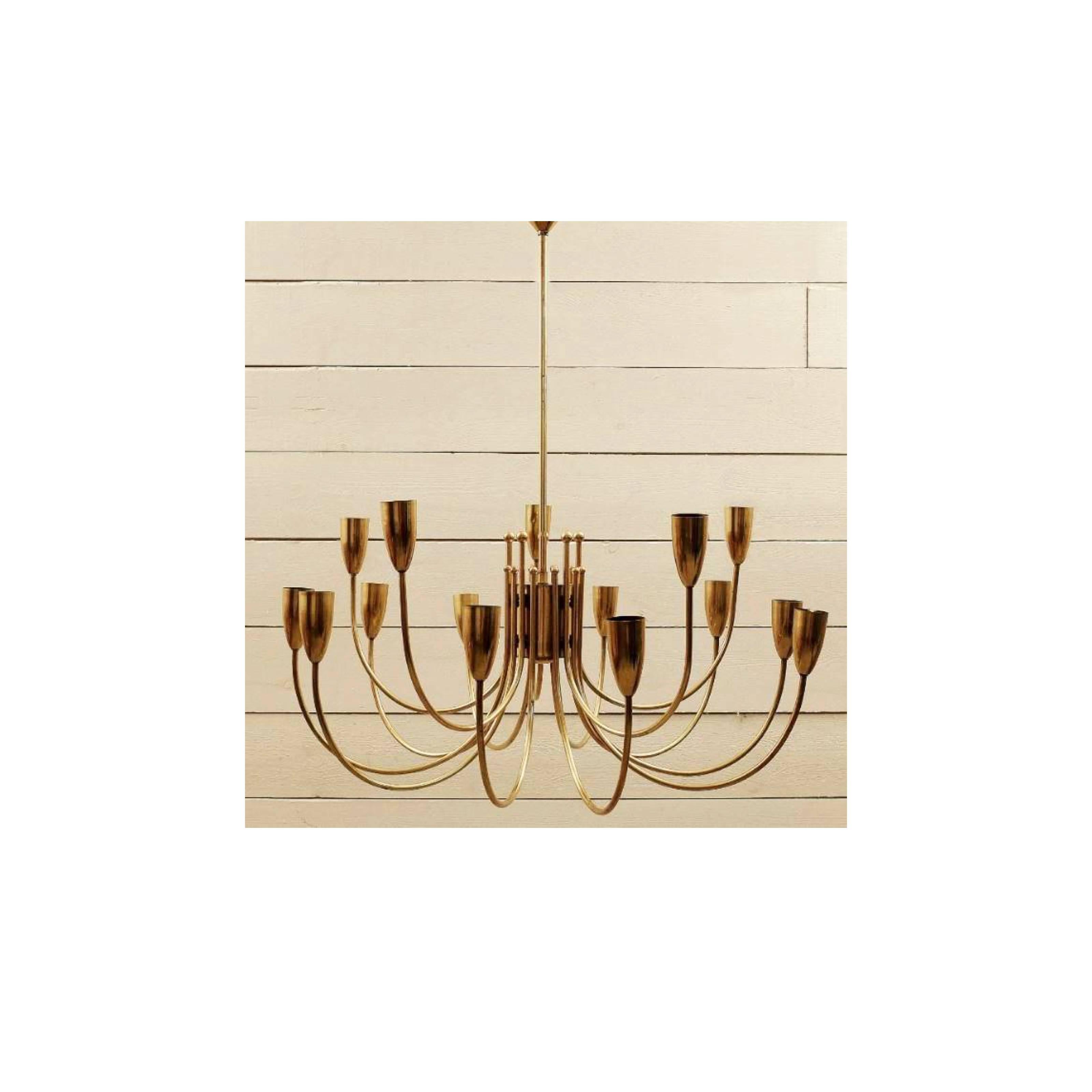 15 lampadine ciascuna. 

È disponibile un set di due lampade da parete assortite.