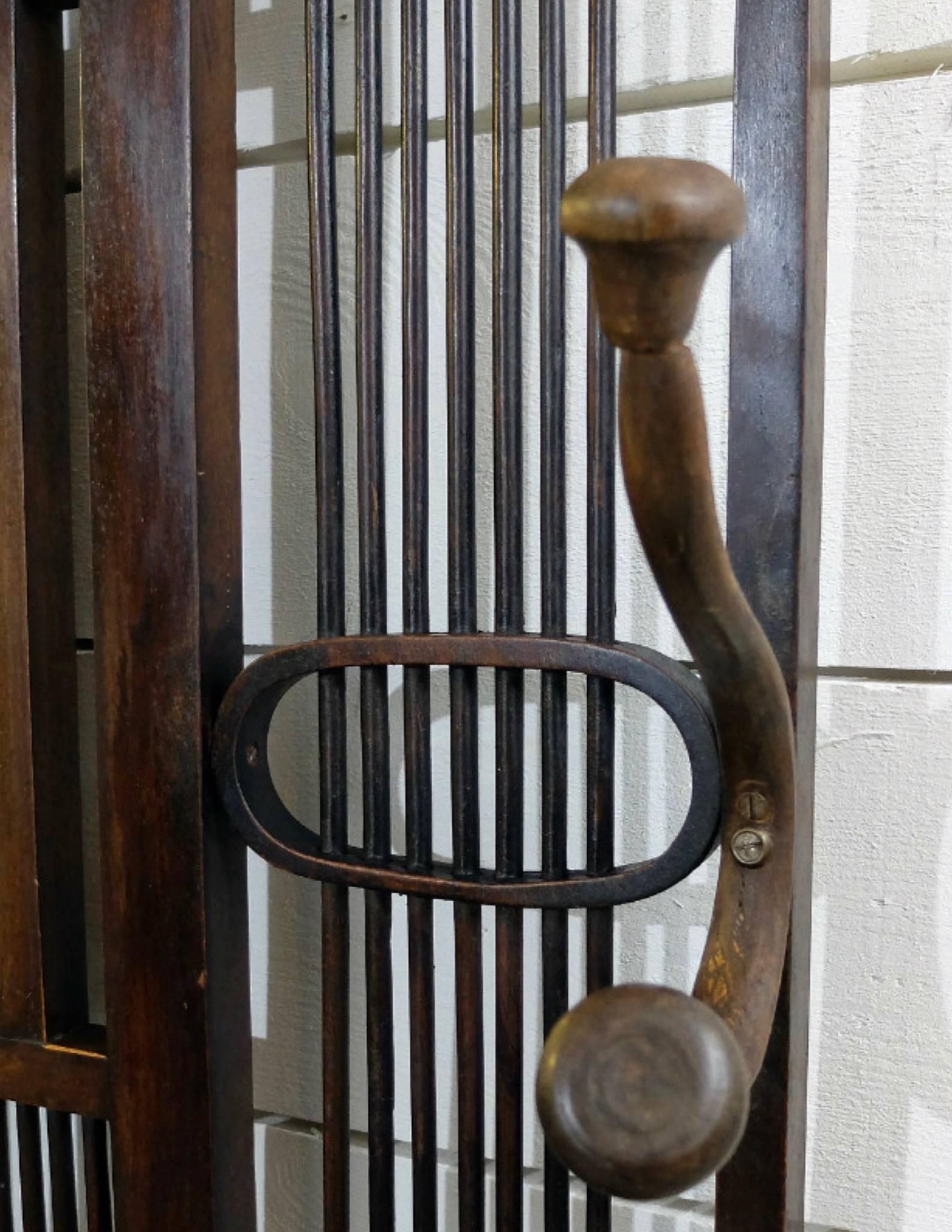 Elegant Coat Rack in Bentwood, Early 20th Century For Sale 1