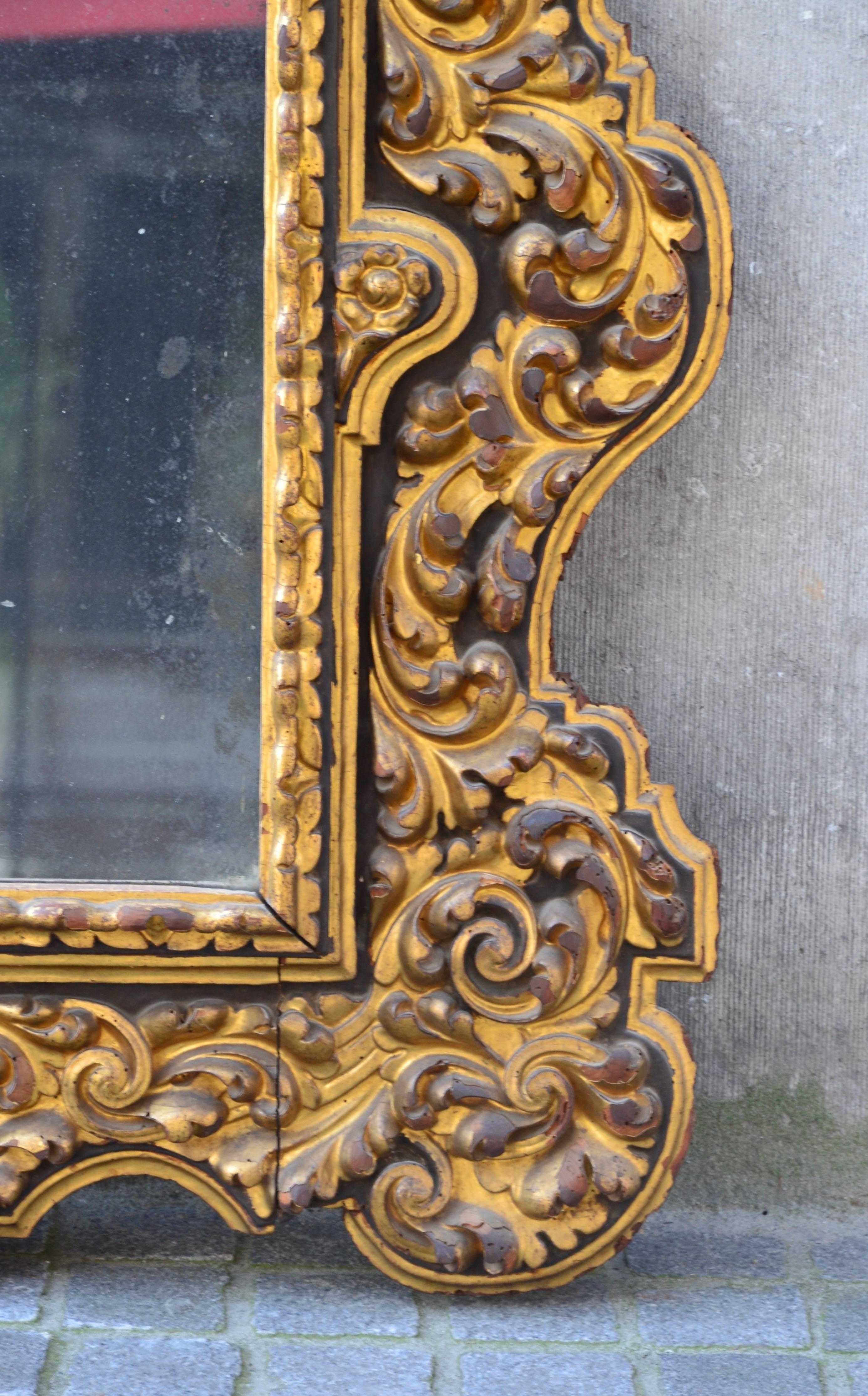 18th century mirror in carved giltwood.