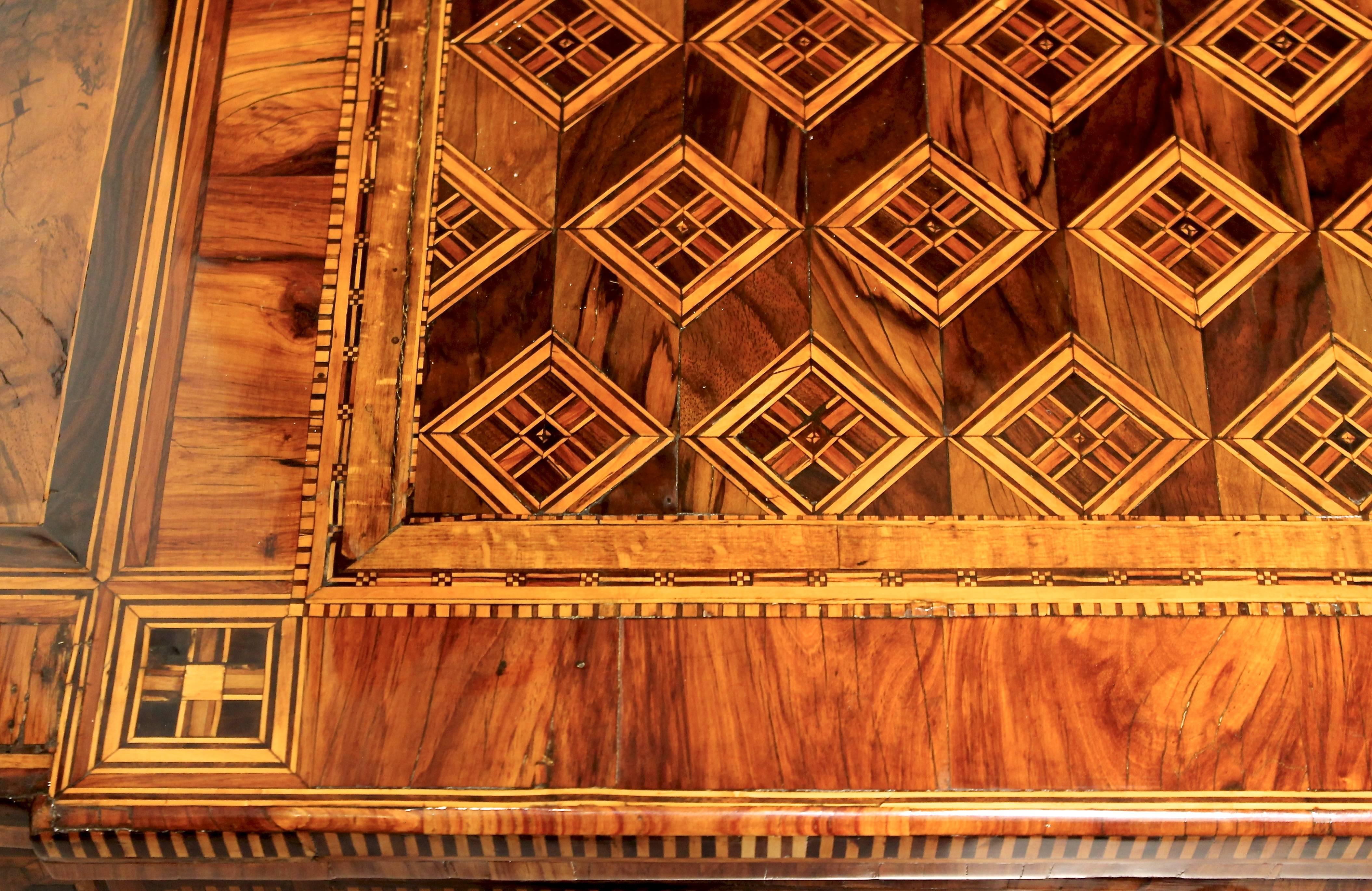 18th Century Louis XVI Chest of Drawers in Walnut Marquetry, Naples, Italy 3