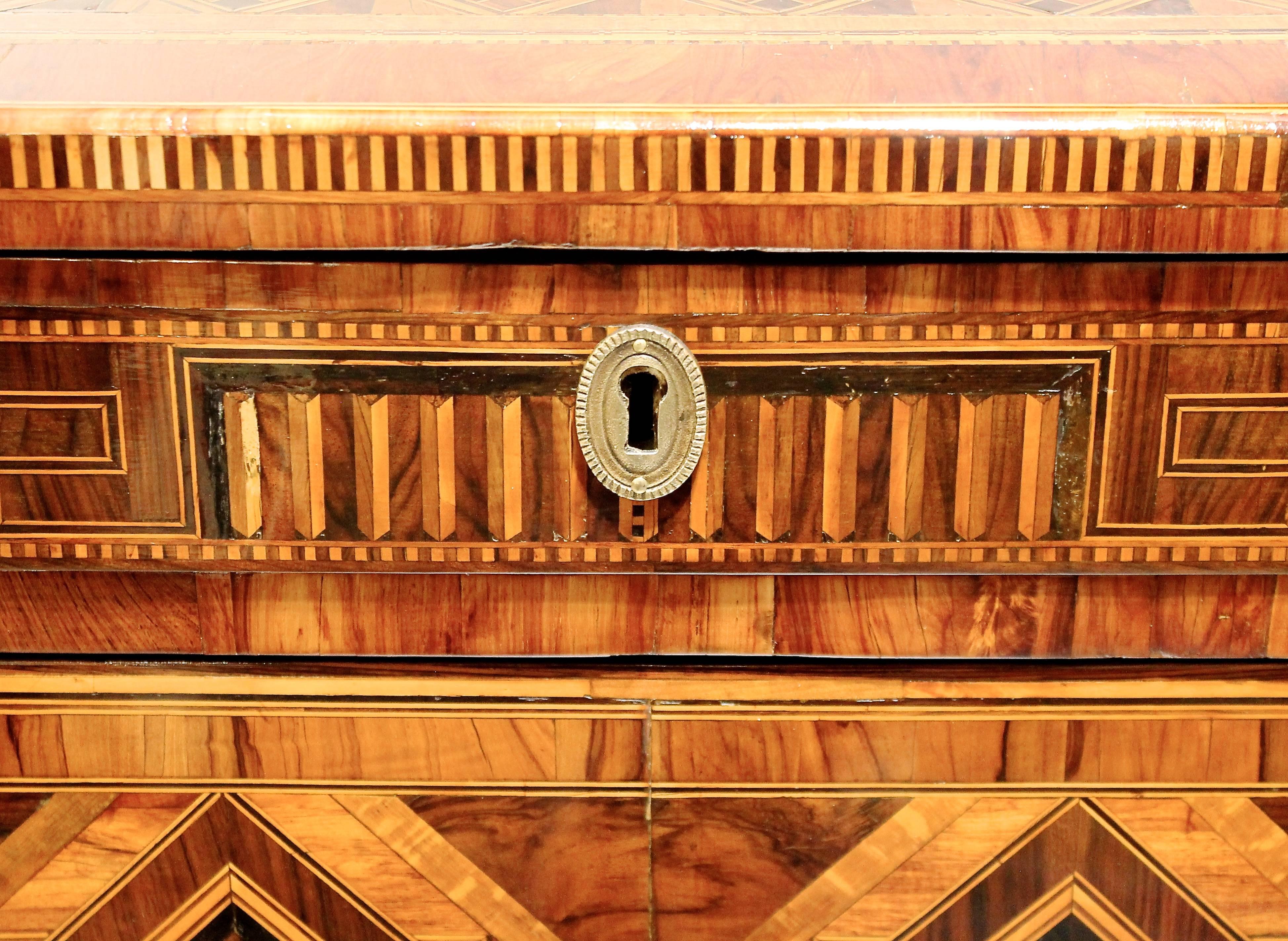 18th Century Louis XVI Chest of Drawers in Walnut Marquetry, Naples, Italy 2