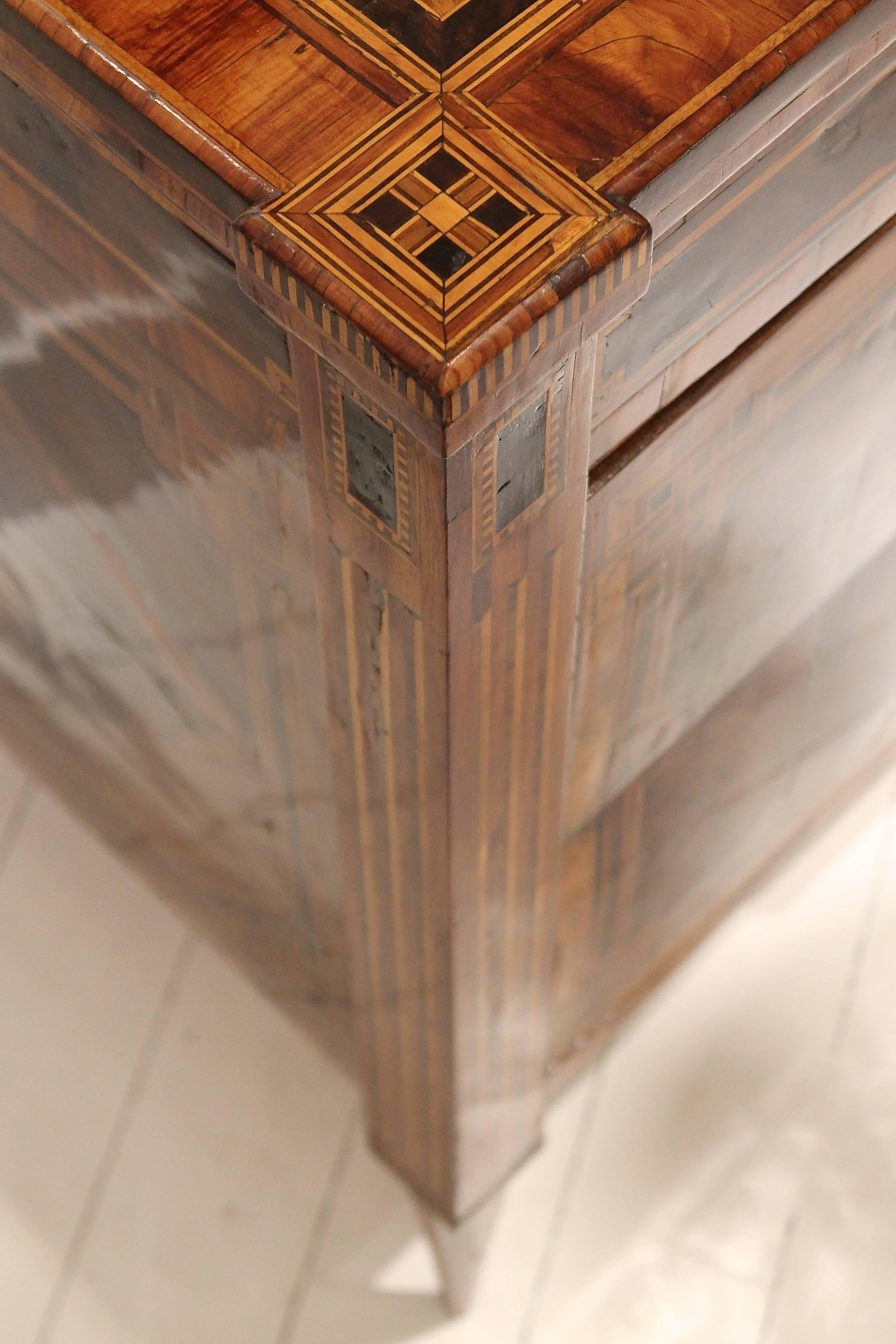 18th Century Louis XVI Chest of Drawers in Walnut Marquetry, Naples, Italy 4