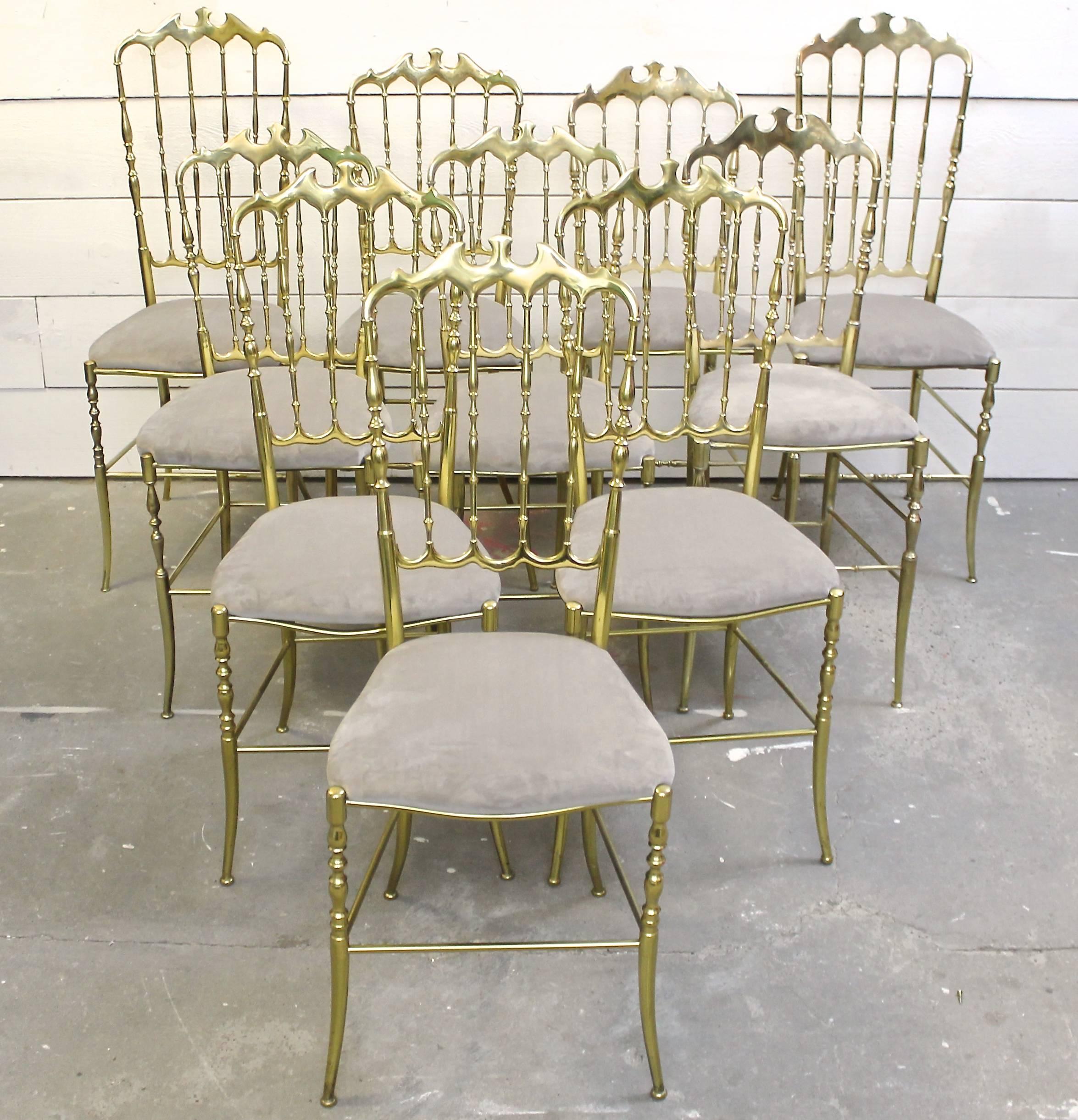 Vintage, gilt solid brass, set of Chiavari chairs with purple velvet upholstery, circa 1950.
Originally designed by Giuseppe Gaetano Descalzi and produced since the early 19th century in the town of Chiavari, Italy.