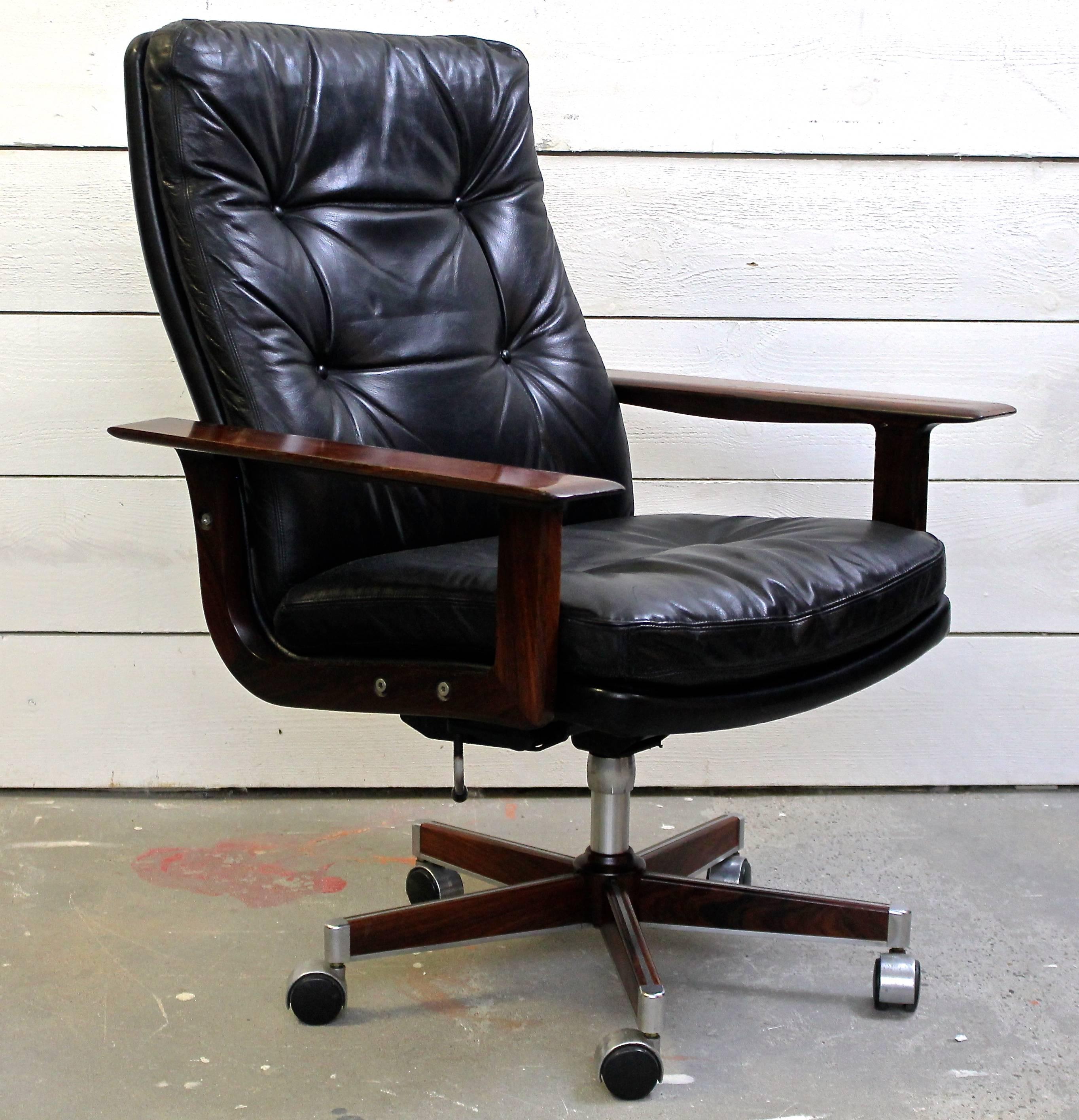 Beautiful Arne Vodder office chair in black leather, Denmark, circa 1960.