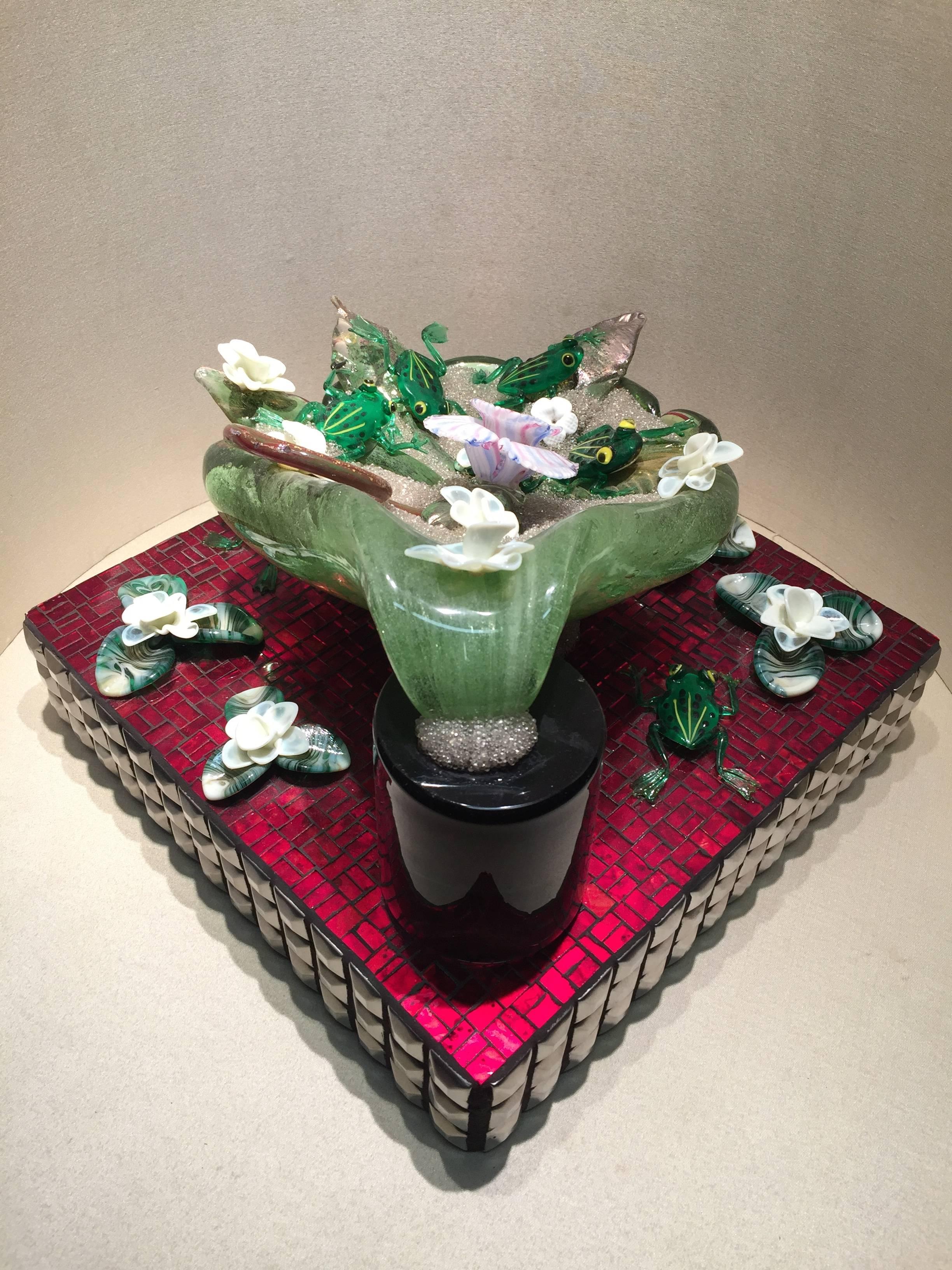 Contemporary Very Nice Murano Glass and Mosaic Sculpture with Frogs on a Shell For Sale