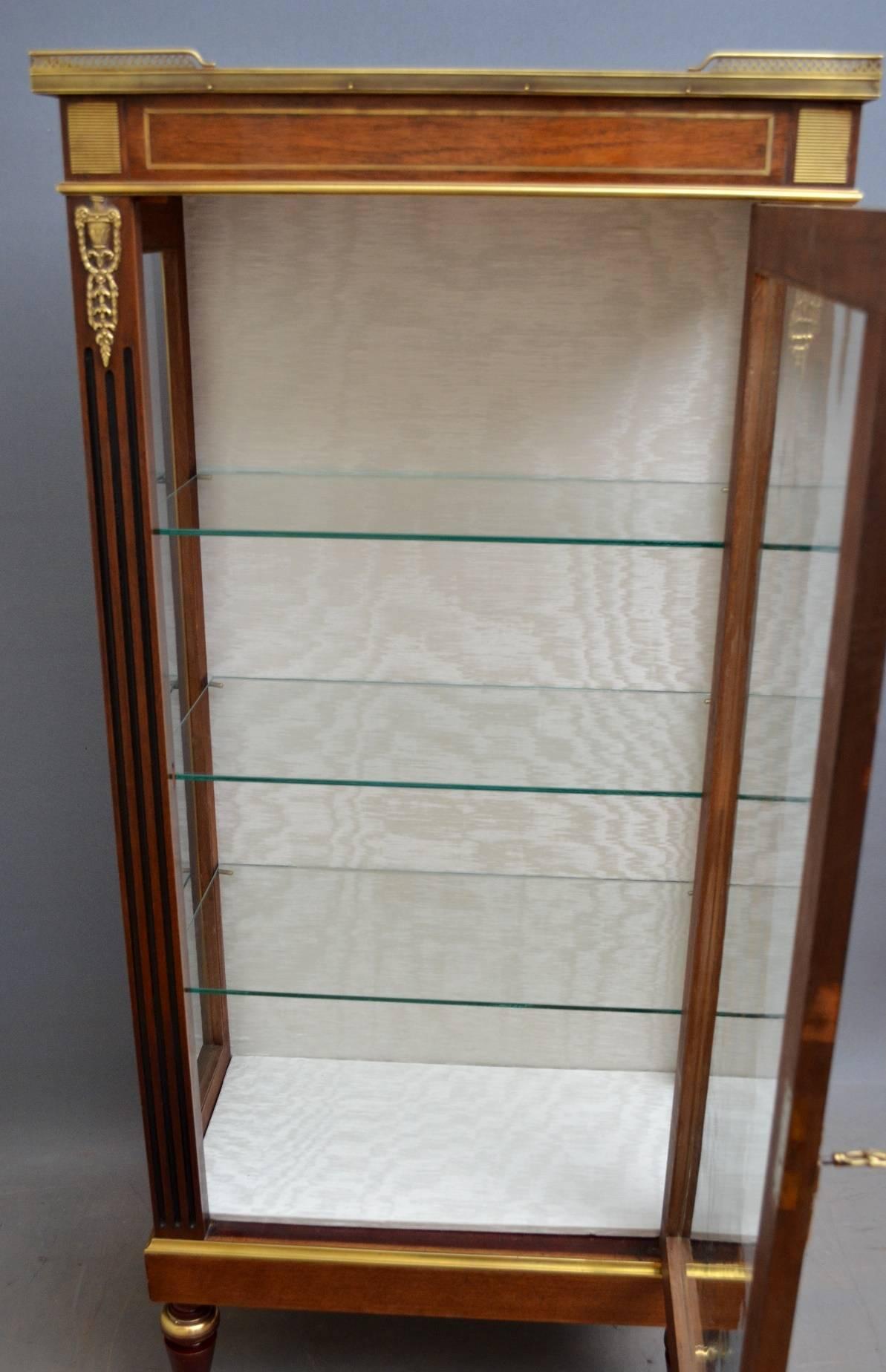 Stunning Continental Display Cabinet, Vitrine In Good Condition In Whaley Bridge, GB