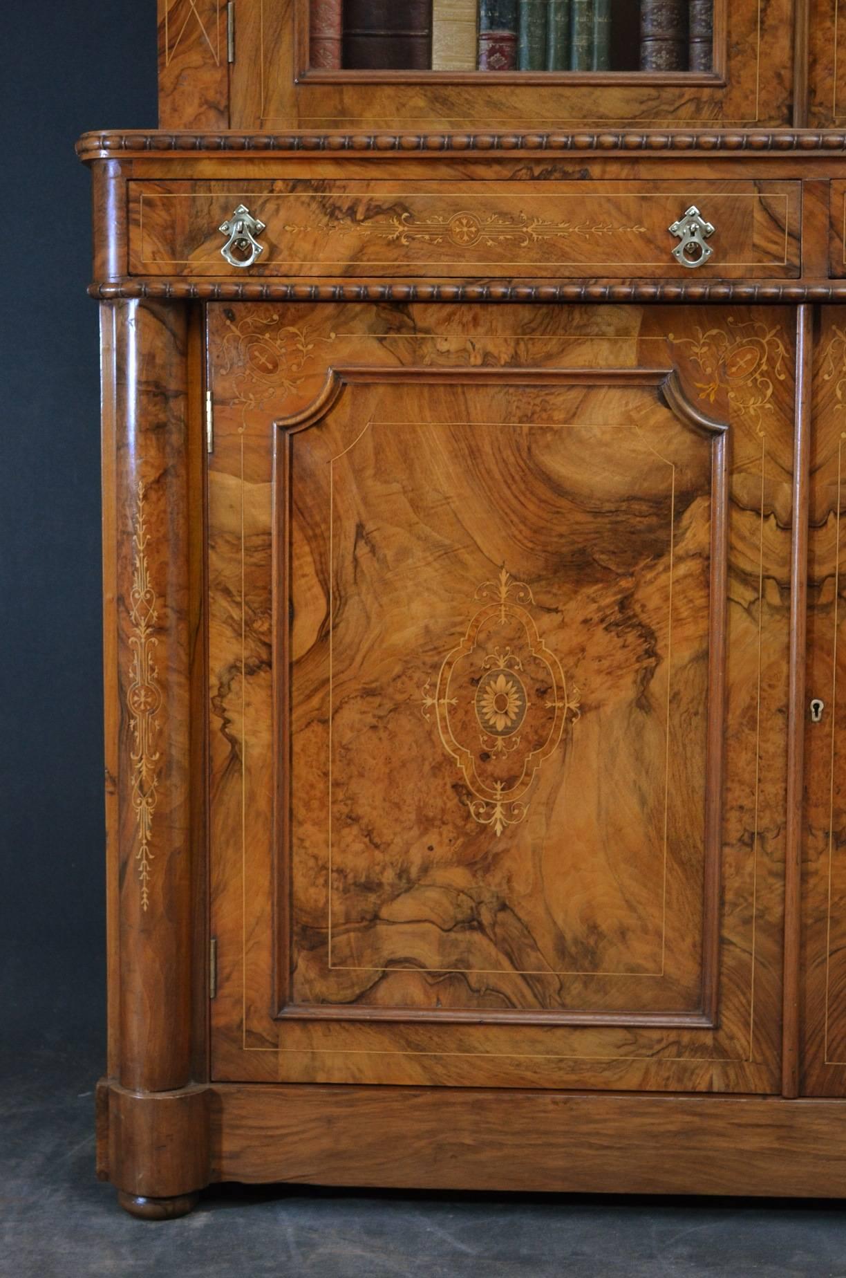 Fine Example of Victorian Walnut Bookcase In Good Condition In Whaley Bridge, GB