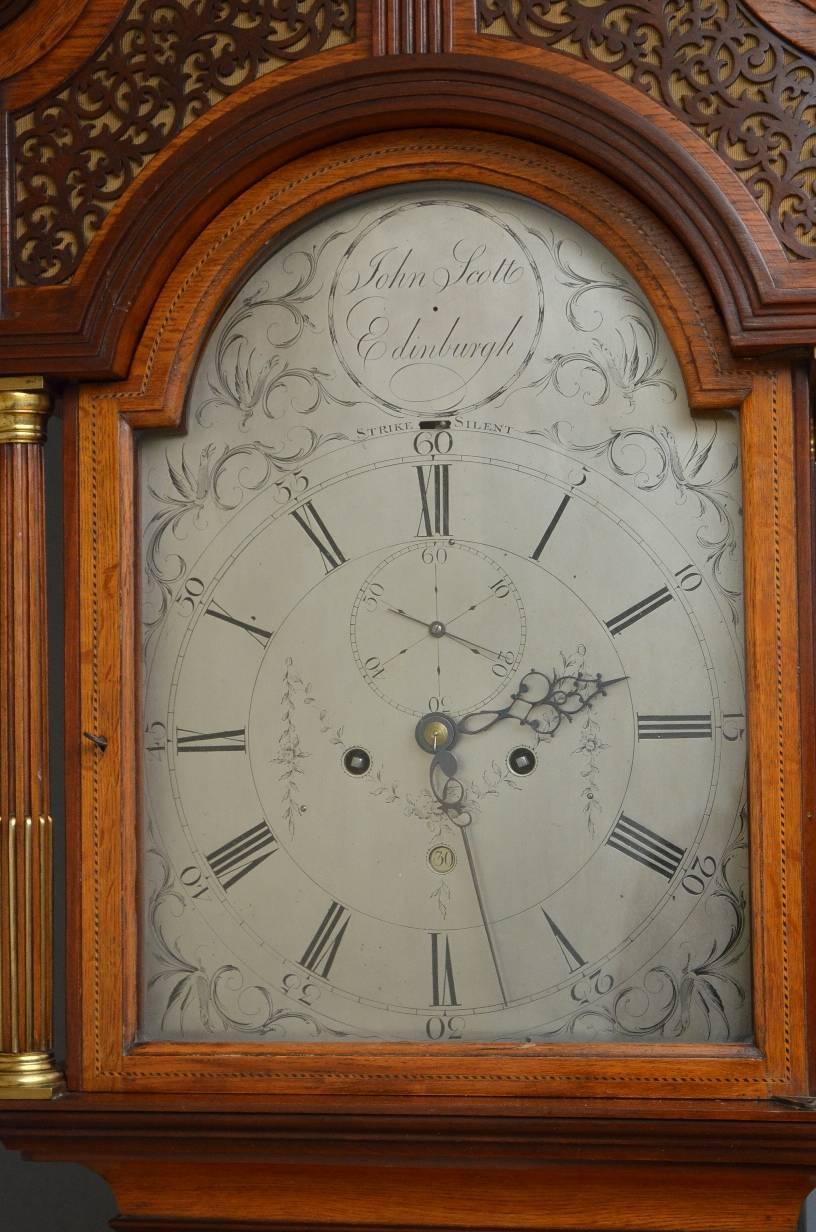 George III Horloge de parquet de la période géorgienne en chêne et acajou de John Scott, Édimbourg en vente