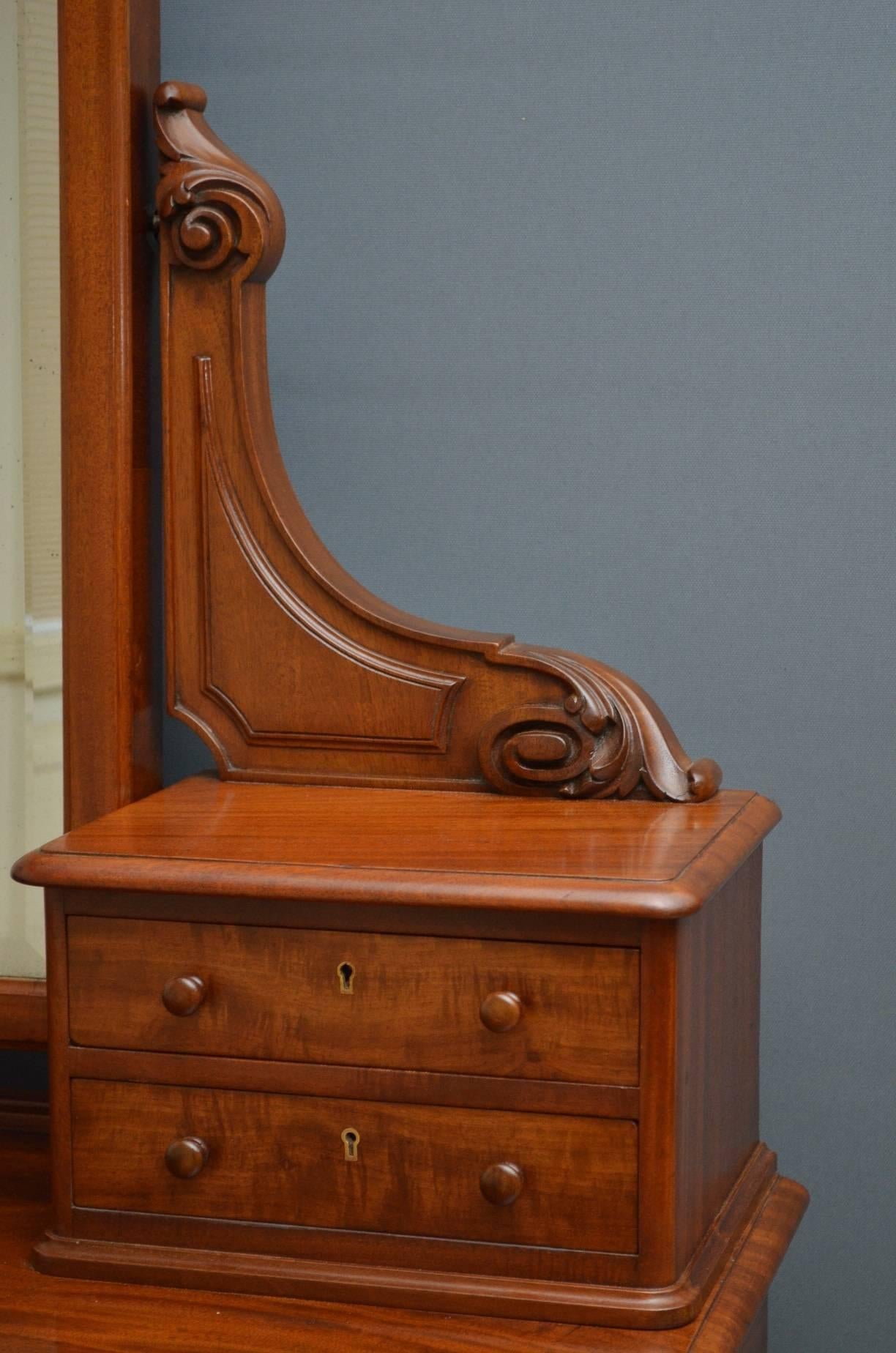 Sn3729 fine quality and very attractive, Victorian mahogany, pedestal dressing table by Maple & Co, having original bevelled edge mirror in arched moulded frame on carved supports with small jewellery drawers, figured mahogany, moulded top with 3