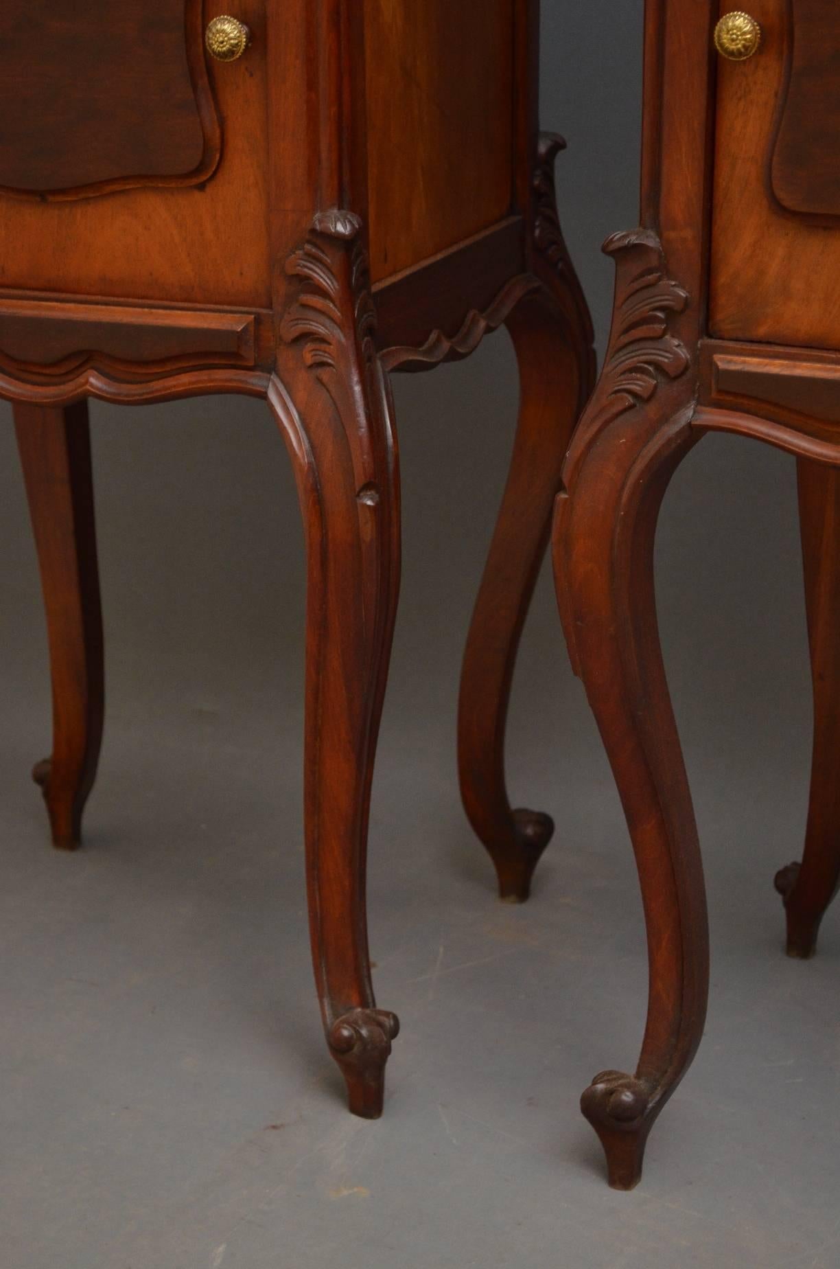Pair of Bedside Cabinets in Mahogany In Good Condition In Whaley Bridge, GB
