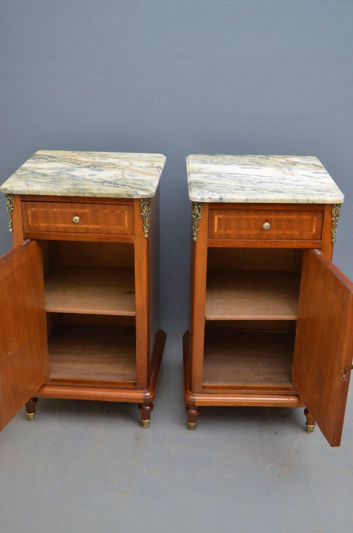 Continental Pair of Bedside Cabinets in Mahogany In Excellent Condition In Whaley Bridge, GB