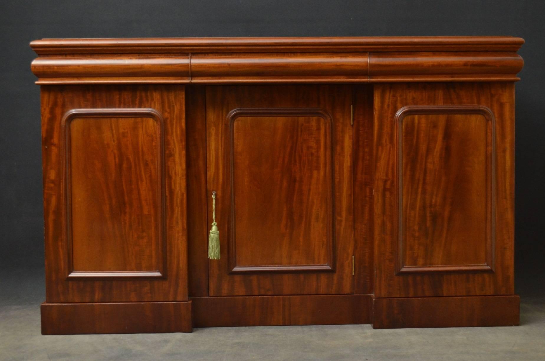 Elegant Victorian Mahogany Sideboard In Excellent Condition In Whaley Bridge, GB