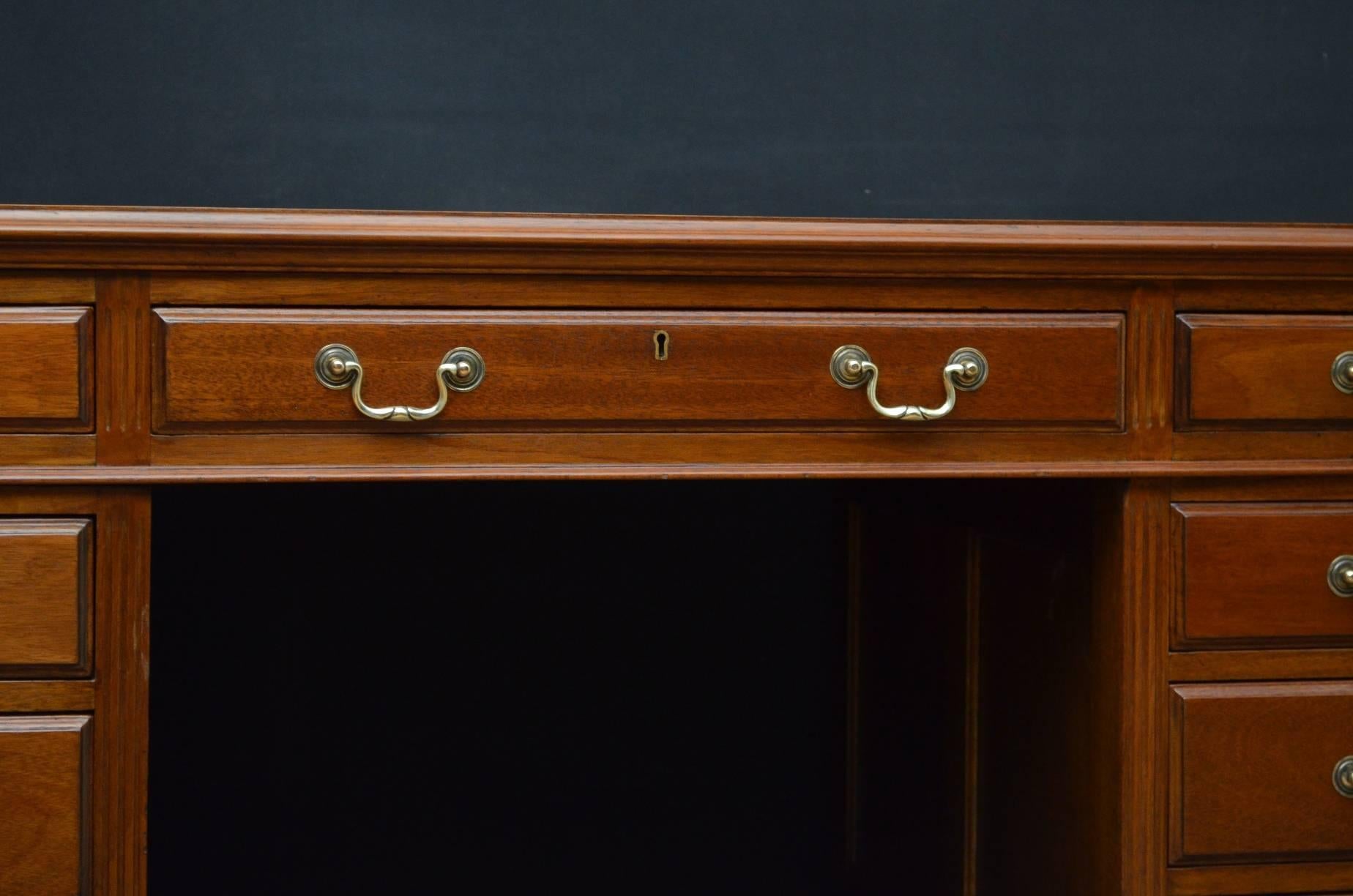 Edwardian Mahogany Pedestal Desk In Excellent Condition In Whaley Bridge, GB