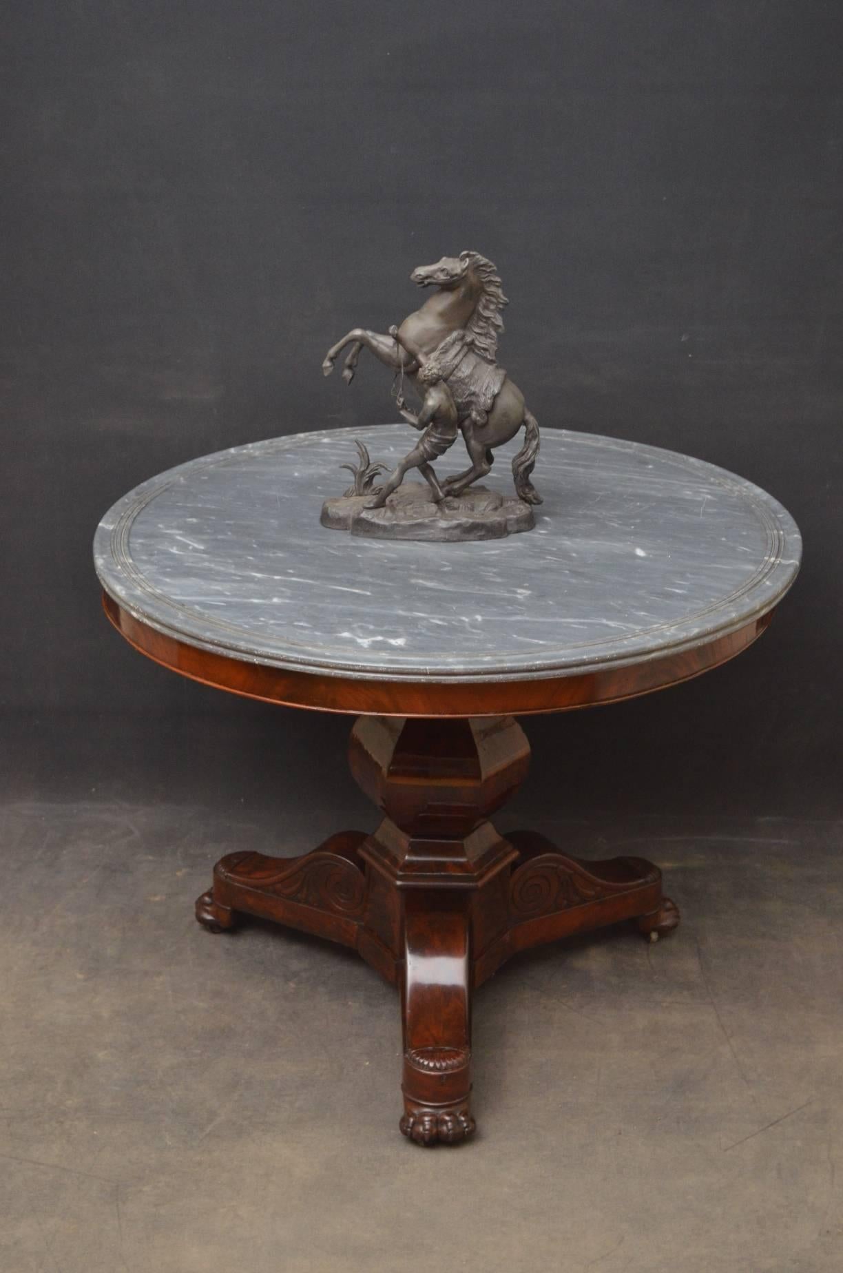 Sn4078 stunning, flamed mahogany William IV centre table / gueridon with excellent grey-white marble top and moulded frieze, standing on vase shaped, flamed mahogany column and curved flat facetted support with three outswept carved legs terminating
