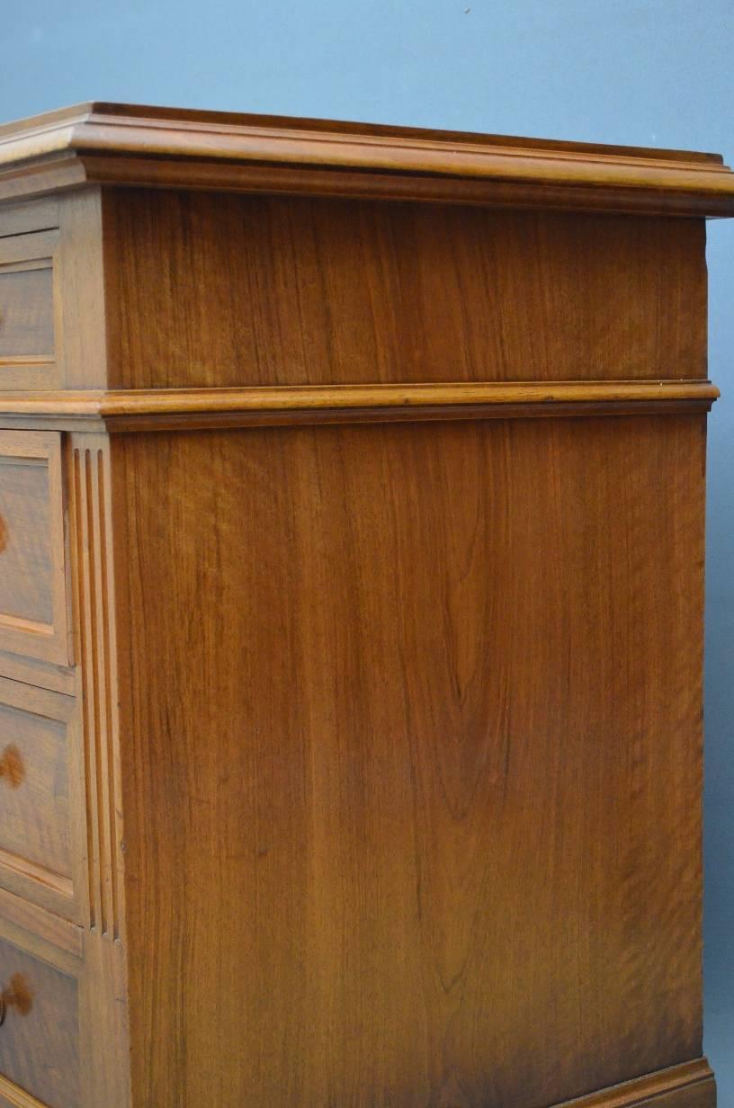 Fine Continental Chest of Drawers in Walnut 1