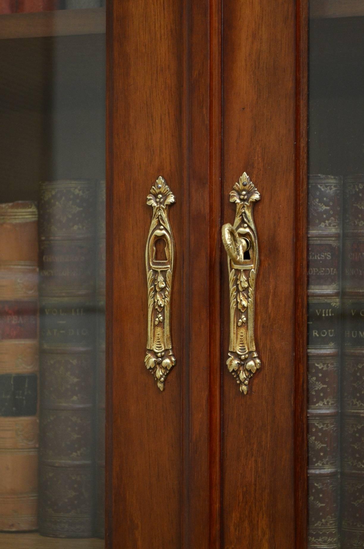 Victorian Period Mahogany Glazed Bookcase im Zustand „Hervorragend“ in Whaley Bridge, GB