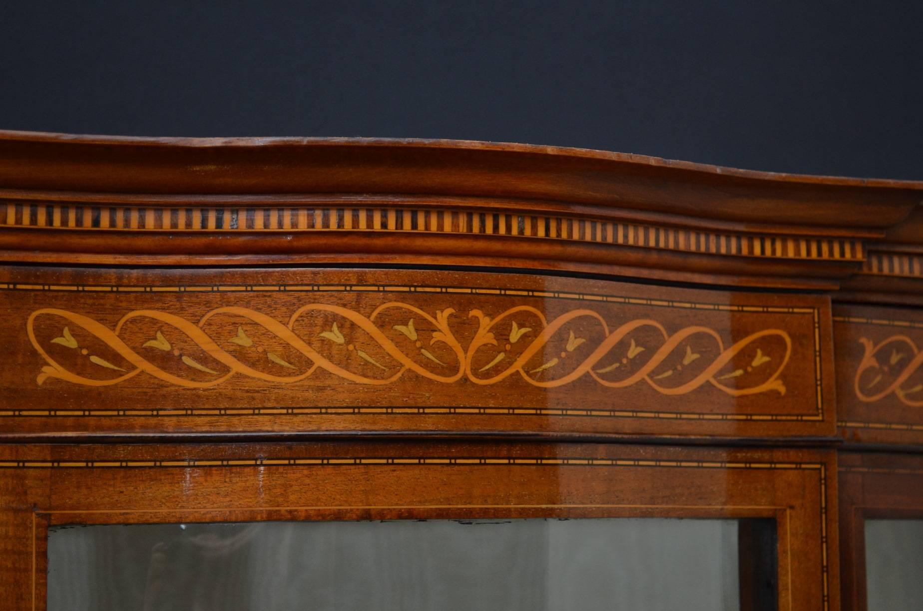 Edwardian Mahogany and Inlaid Display Cabinet In Excellent Condition In Whaley Bridge, GB