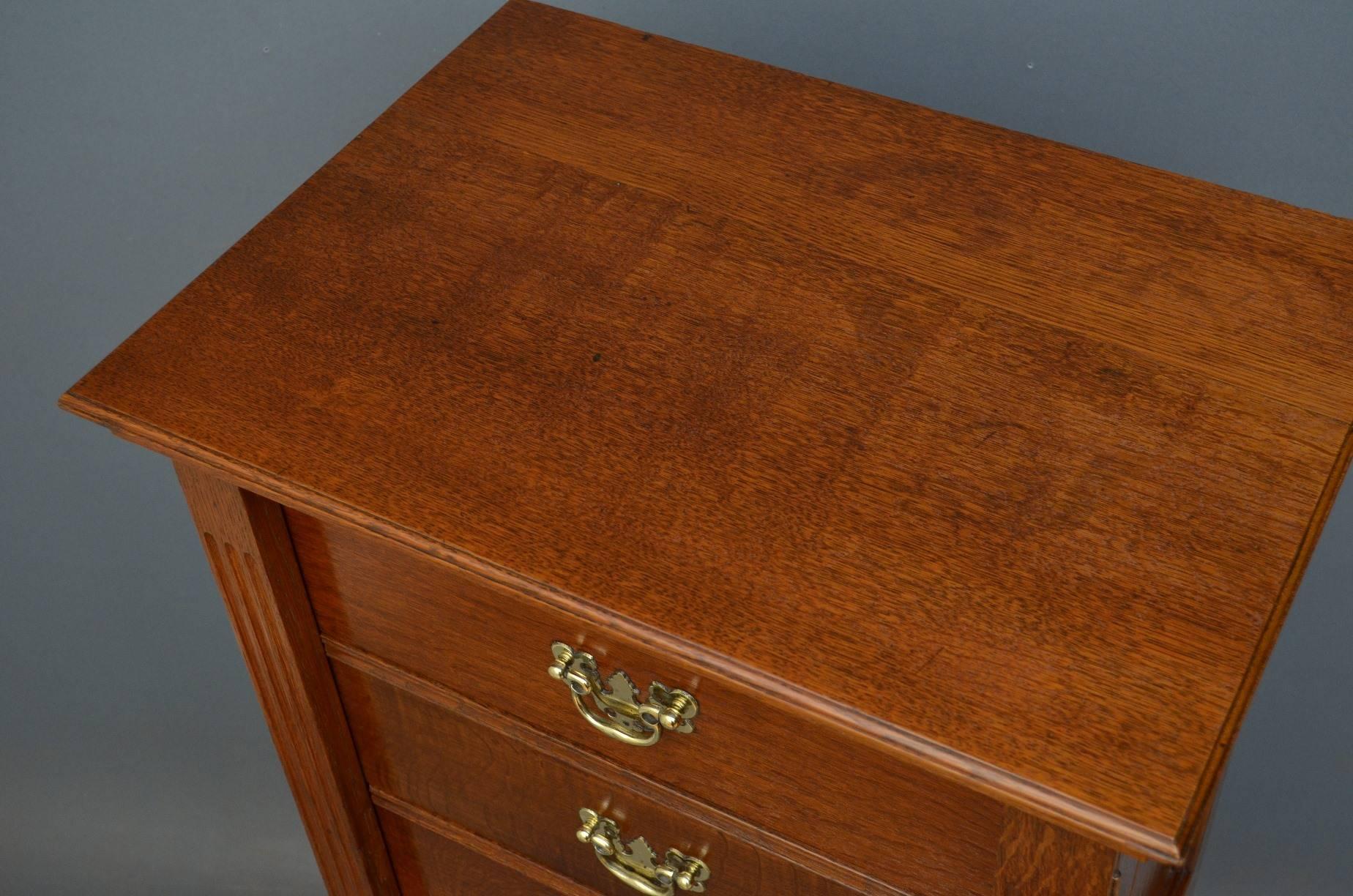 Sn4090 superb quality oak Wellington chest, having moulded top and panelled sides, seven oak lined drawers with original brass handles flanked by reeded and lockable pilasters fitted with original locks and a key, all standing on plinth base. This