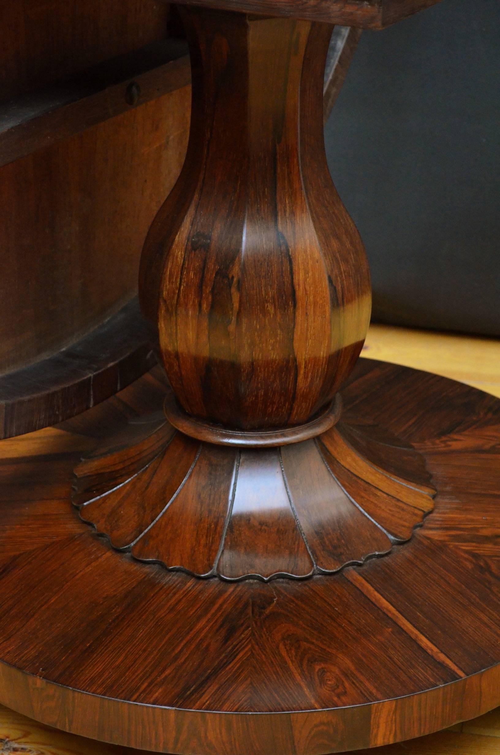 Mid-19th Century Elegant William IV Dining Table in Rosewood or Centre Table