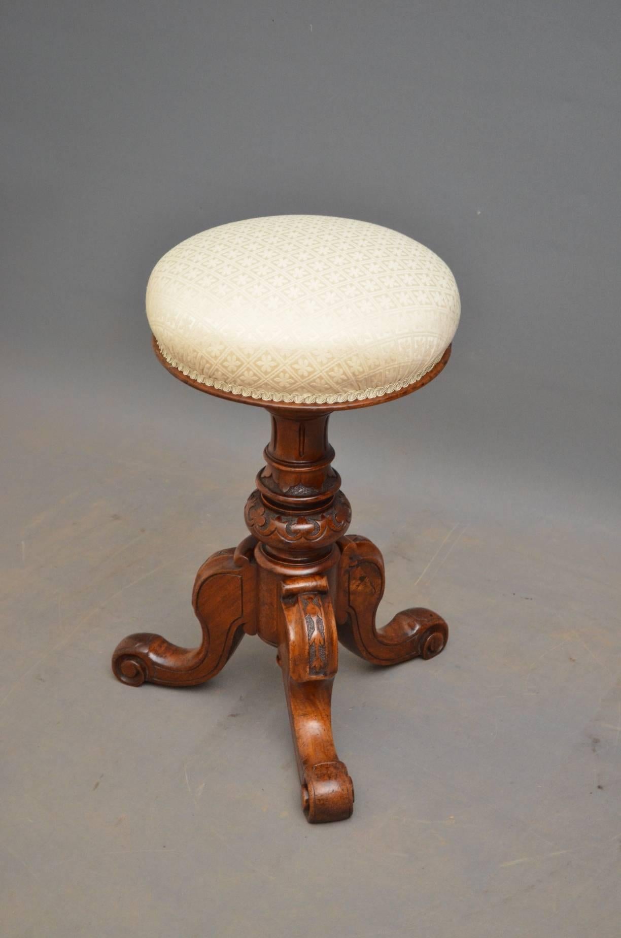 Sn4124 Victorian walnut stool, having height adjustable seat, finely carved column and 2 shaped legs, all in fantastic condition, circa 1870
Measures: H 20
