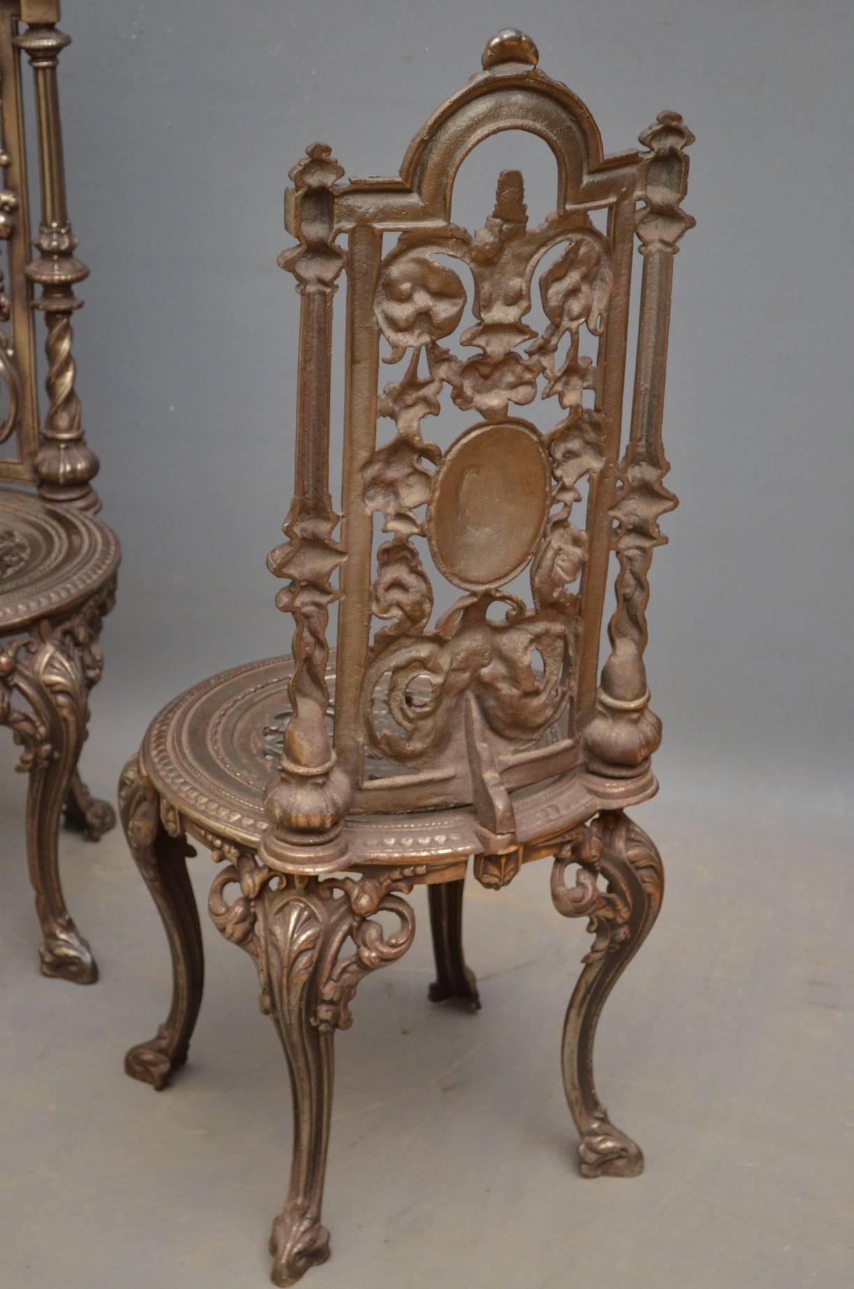 Coppia di sedie decorative in ghisa in vendita 5