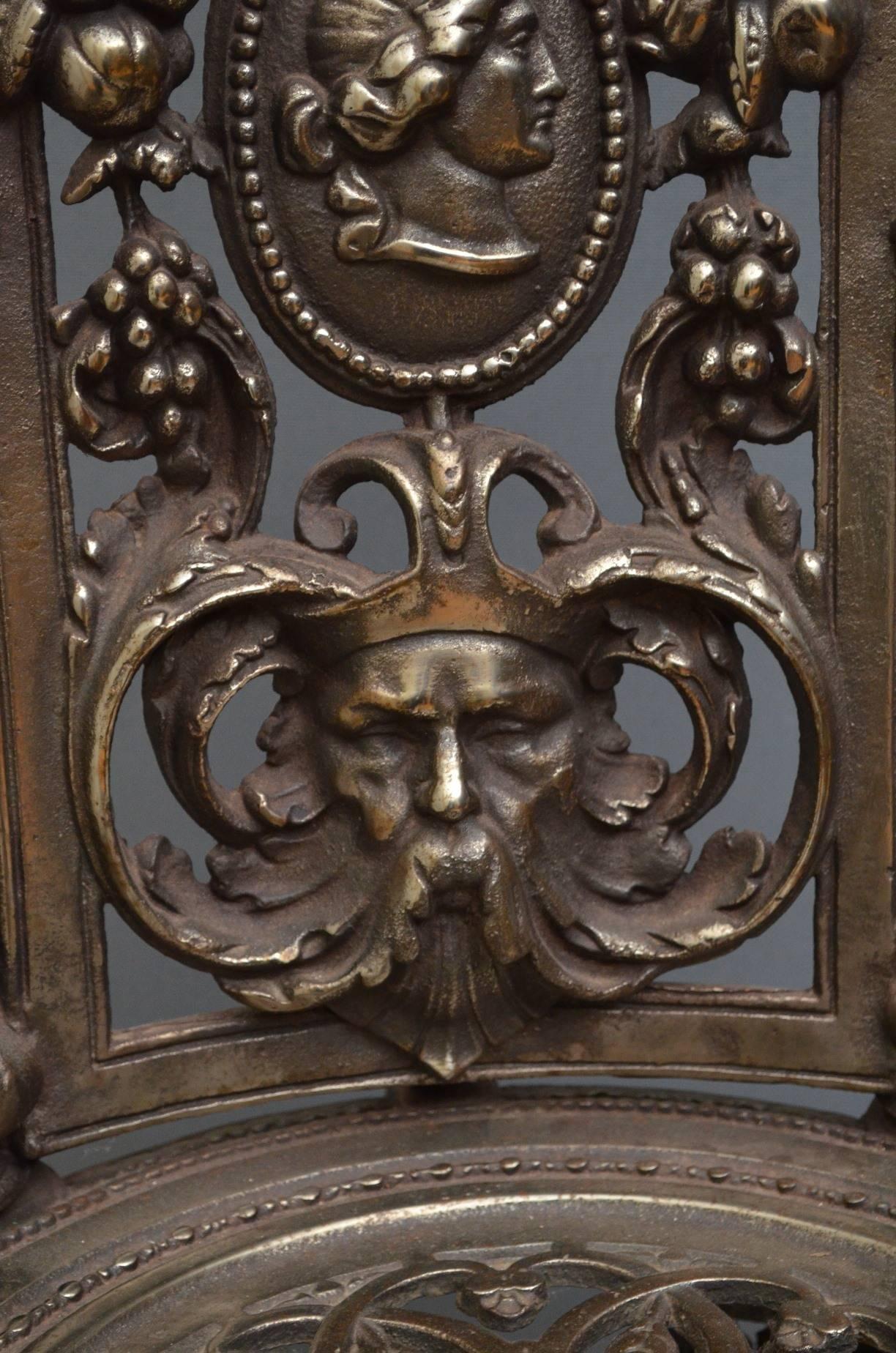 XX secolo Coppia di sedie decorative in ghisa in vendita