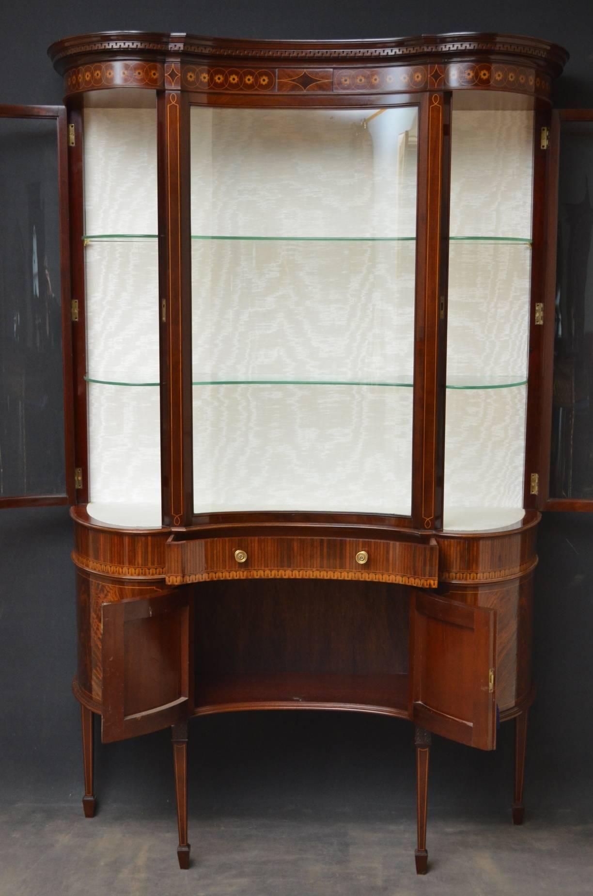 Sn4121 exceptional late Victorian / Edwardian mahogany and inlaid display cabinet of serpentine design, having moulded cornice with Greek key carving above finely inlaid frieze, concave centre panel flanked by satinwood string inlaid pilasters and