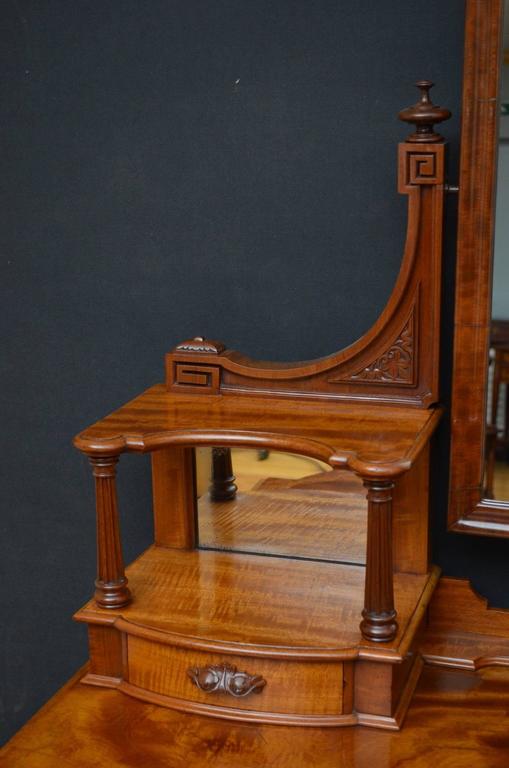 Sn4122 Victorian mahogany dressing table, having moulded mirror frame with cresting to top, in carved supports fitted with 2 jewelry drawers with mirror back and turned fluted columns, curvilinear figured mahogany top with 2 frieze drawers all