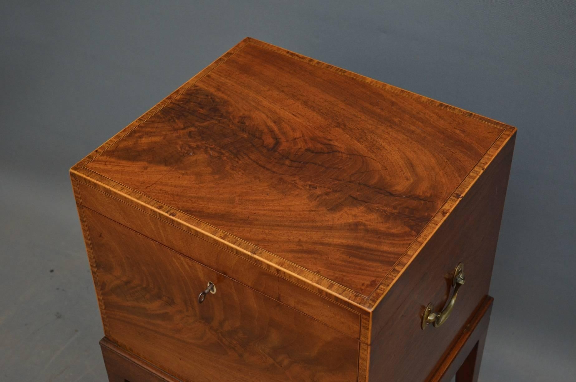 Sn4136 fine George III mahogany cellaret, having cross bended top which open to reveal bottles compartments, flanked by brass carrying handles, all standing on tapered legs terminating in brass castors, all in wonderful condition throughout, circa