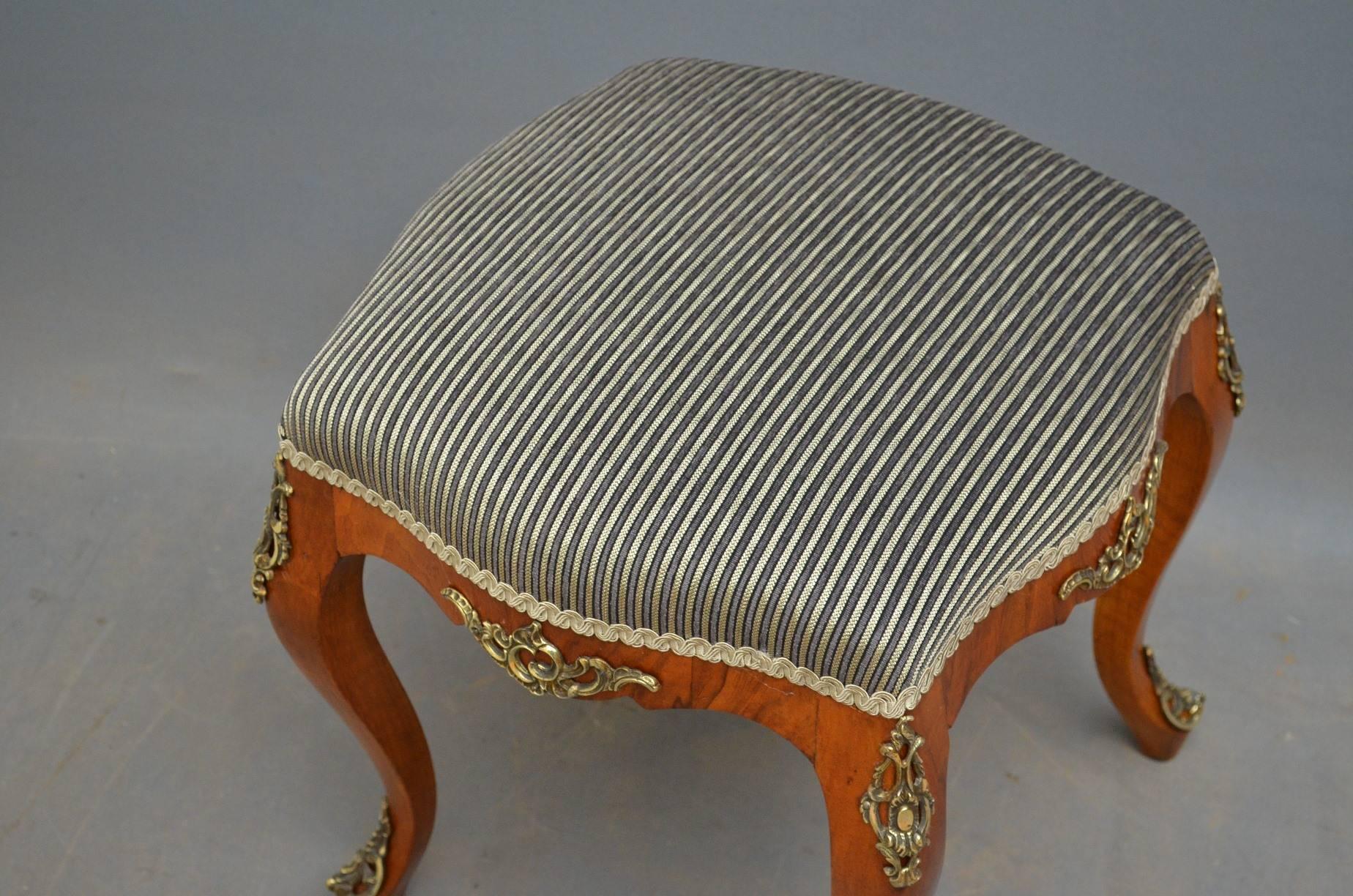 K0233 19th century French figured walnut dressing stool, having serpentine seat with contemporary fabric and four cabriole legs, all with original ormolu decoration throughout, ready to place at home, circa 1870
Measures: H 17