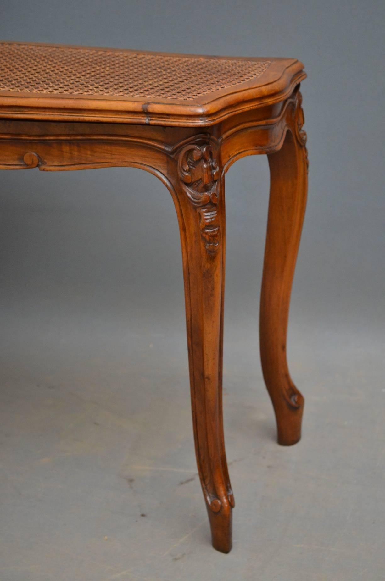 Turn of the Century Walnut Window Seat In Good Condition In Whaley Bridge, GB