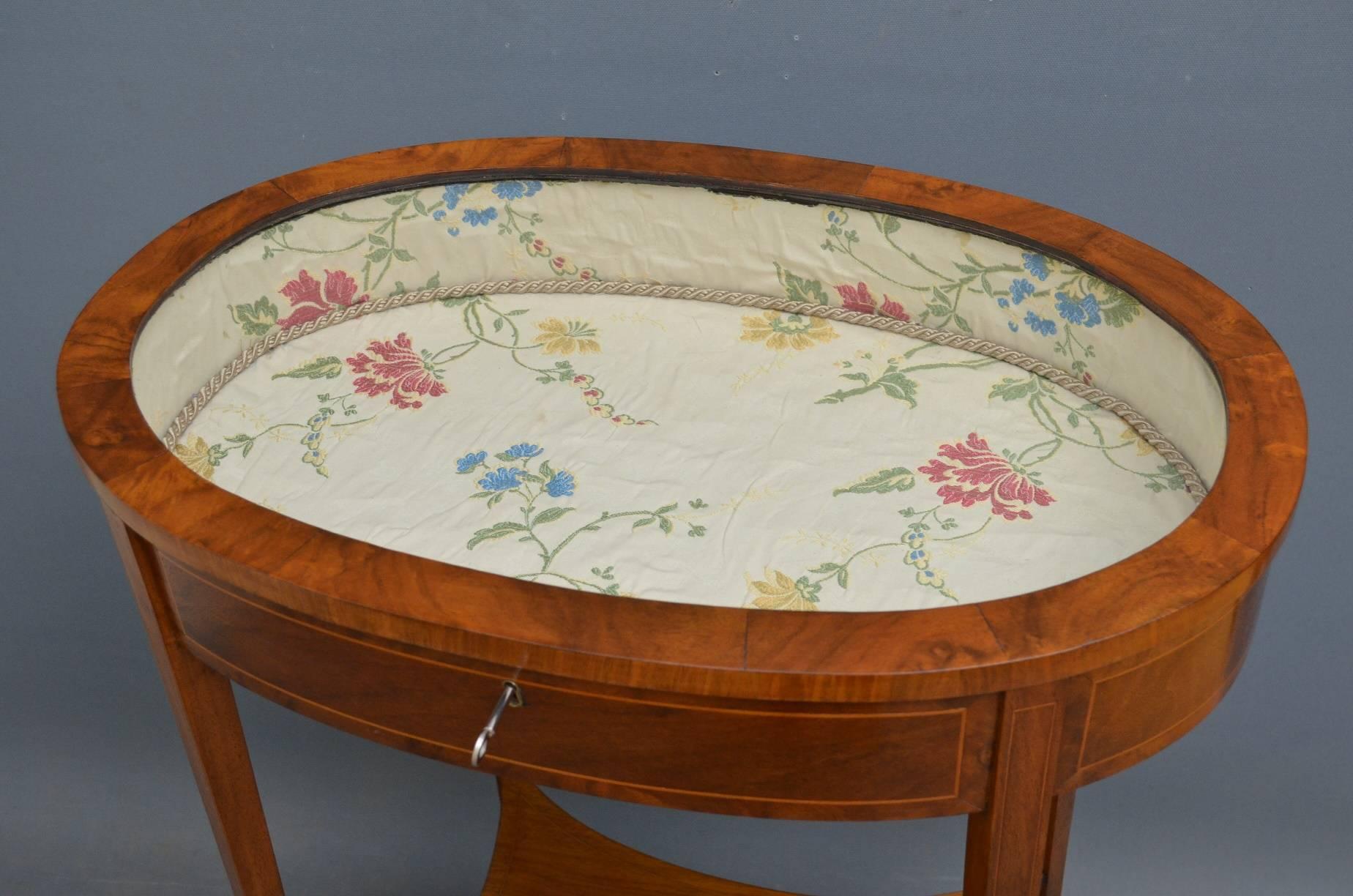 Sn4042 Edwardian, oval walnut bijouterie table, having hinged top which open to reveal relined interior, inlaid sides and square, tapering, string inlaid legs, circa 1900
Measure: H 31