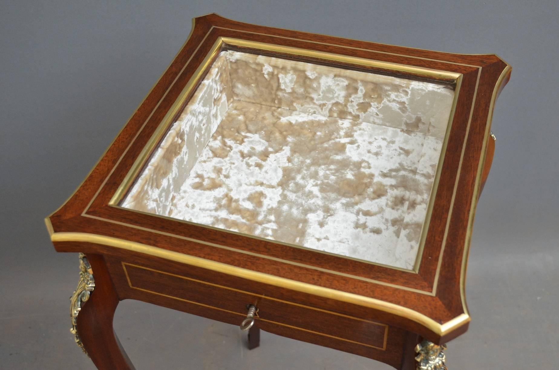 Sn4030 Late 19th century French display table in rosewood, having brass inlaid lid with original bevelled edge glass enclosing crushed velvet interior, standing on curvilinear legs with ormolu decoration, circa 1880.
Measures: H30