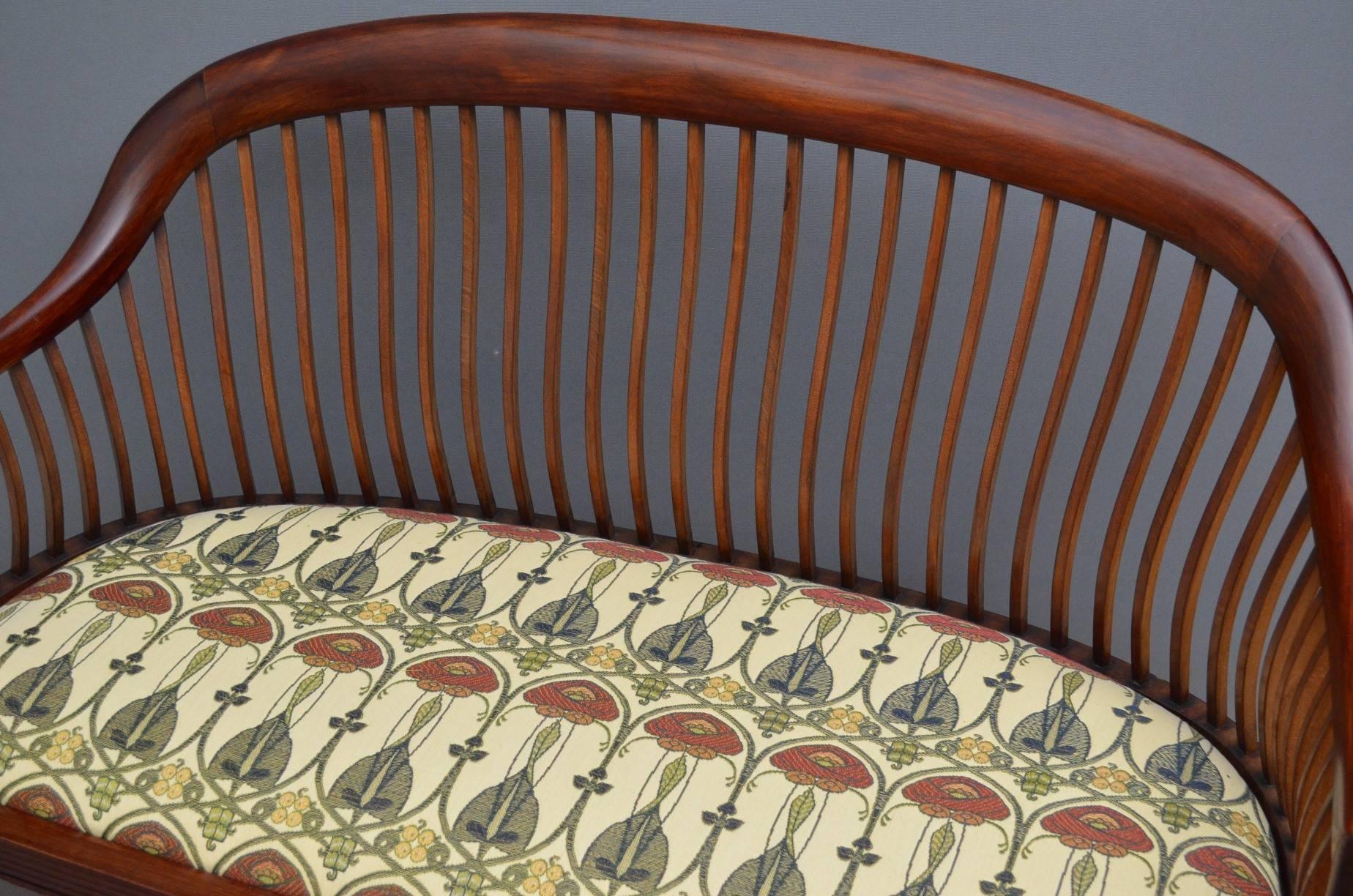 K0247 stylish Arts & Crafts settee, having round top rails with curved slats below, drop in seat and reeded front rails, standing on turned and ringed legs. This sofa is in wonderful home ready condition, circa 1900
Measures: H 16”, H 32”, W 42”, D