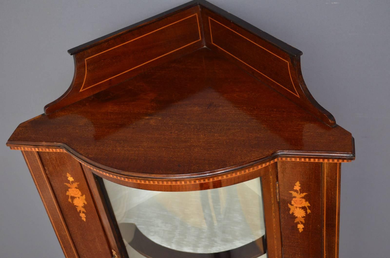 Sn4162 Edwardian matched pair of corner display cabinets in mahogany, each having upstand to moulded top and a bowed glazed door enclosing clean relined interior with shelf, all fitted with original working lock and key, flanked by inlaid pilasters,