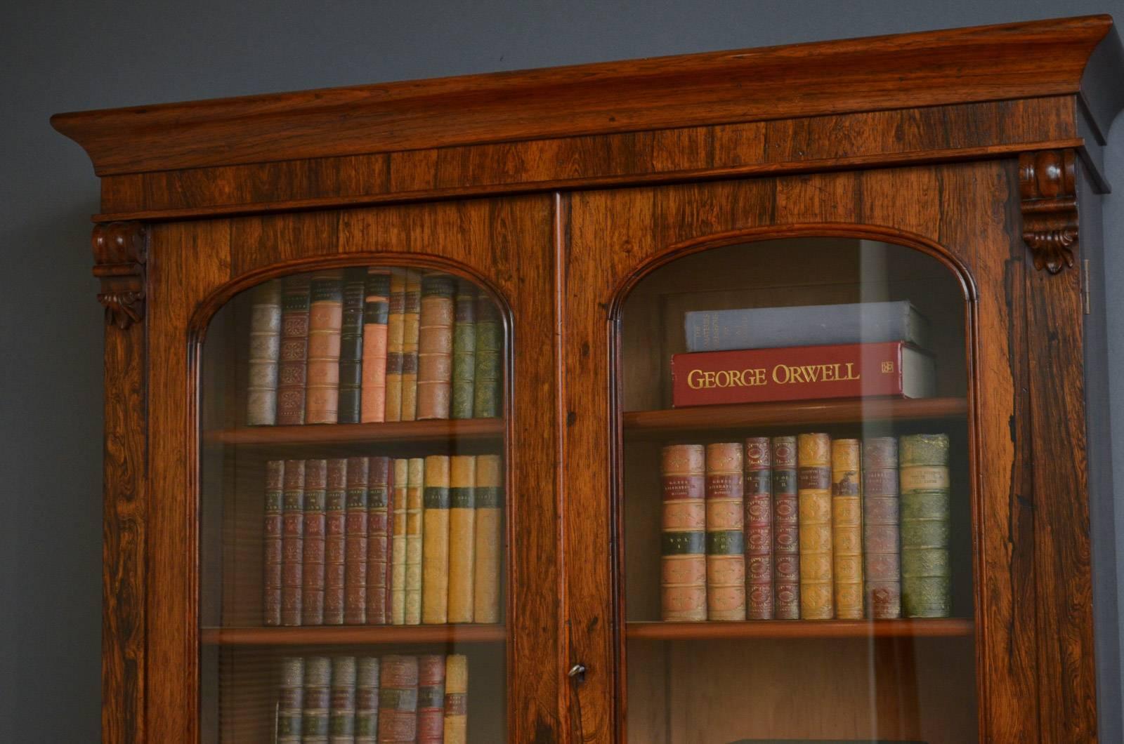 Sn4215 Ein viktorianisches Bücherregal aus Palisanderholz mit winzigen Proportionen, mit geformtem, nach außen gewölbtem Gesims über einem Paar verglaster Türen, die höhenverstellbare Einlegeböden einschließen und mit einem originalen